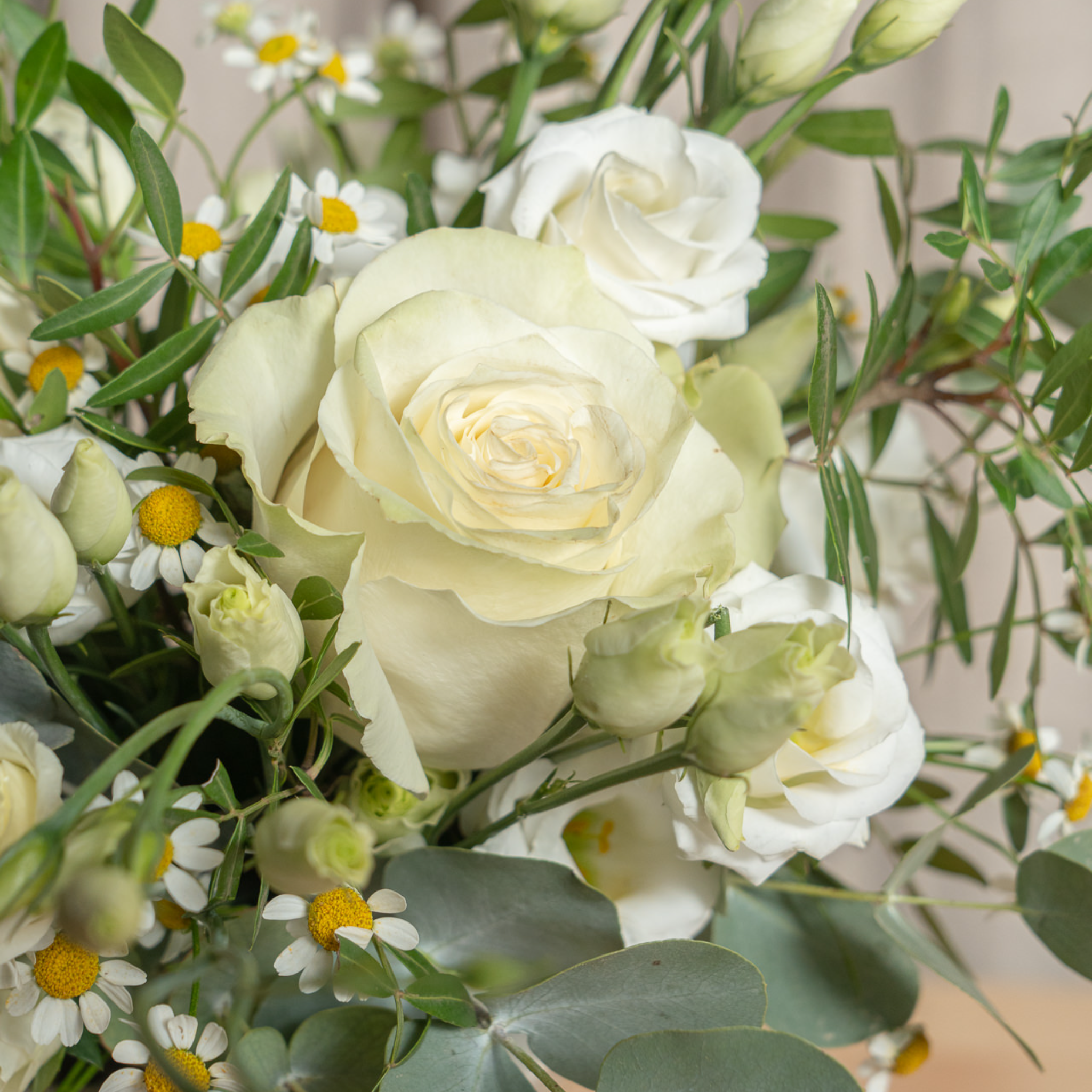 Caja de Madera con Flores Frescas 9