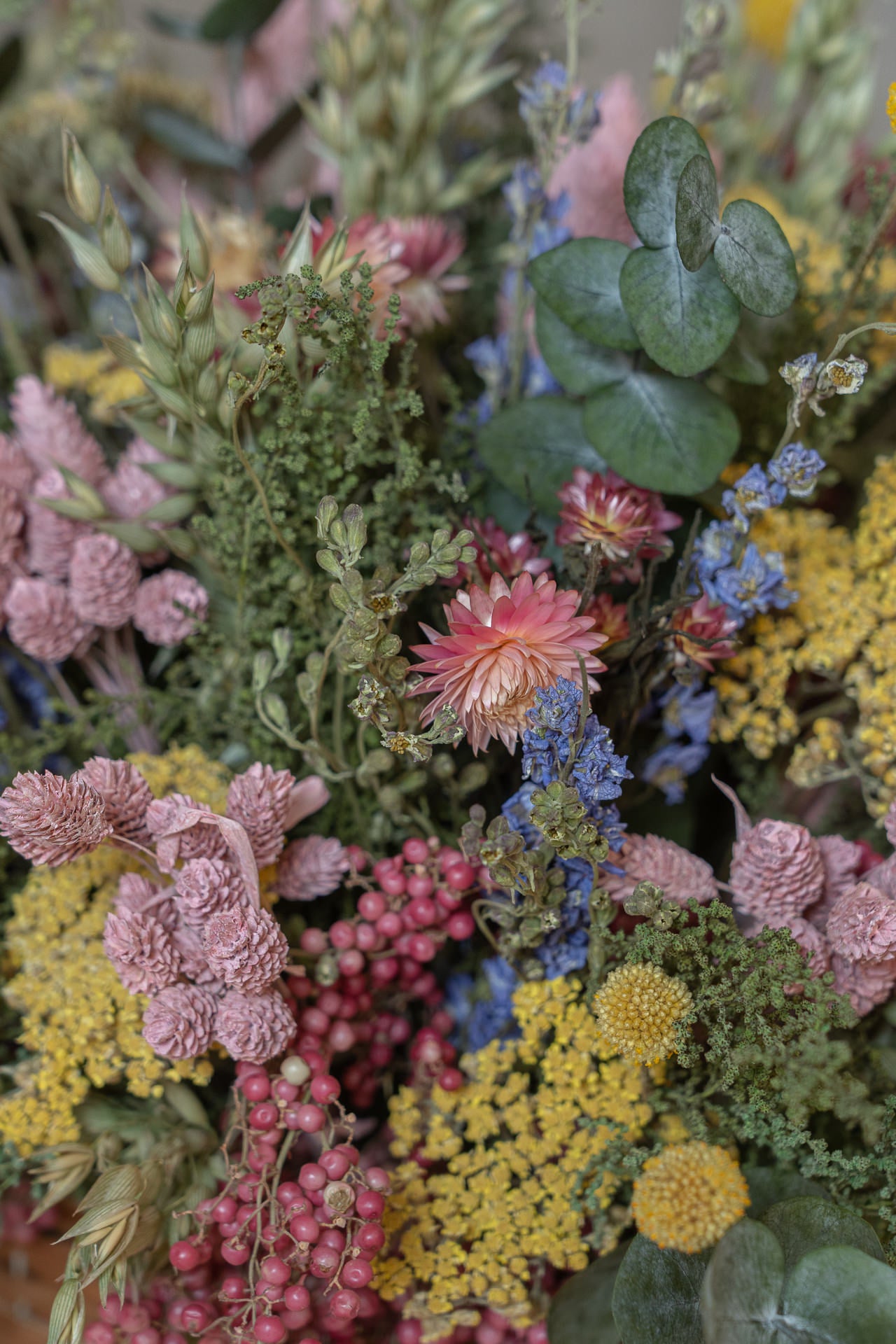 Cesto de Mimbre Ovalado Con Flores Preservadas 3