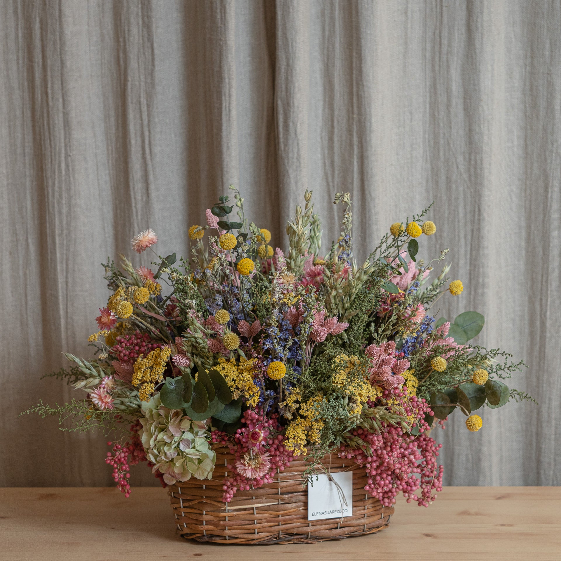 Cesto de Mimbre Ovalado Con Flores Preservadas