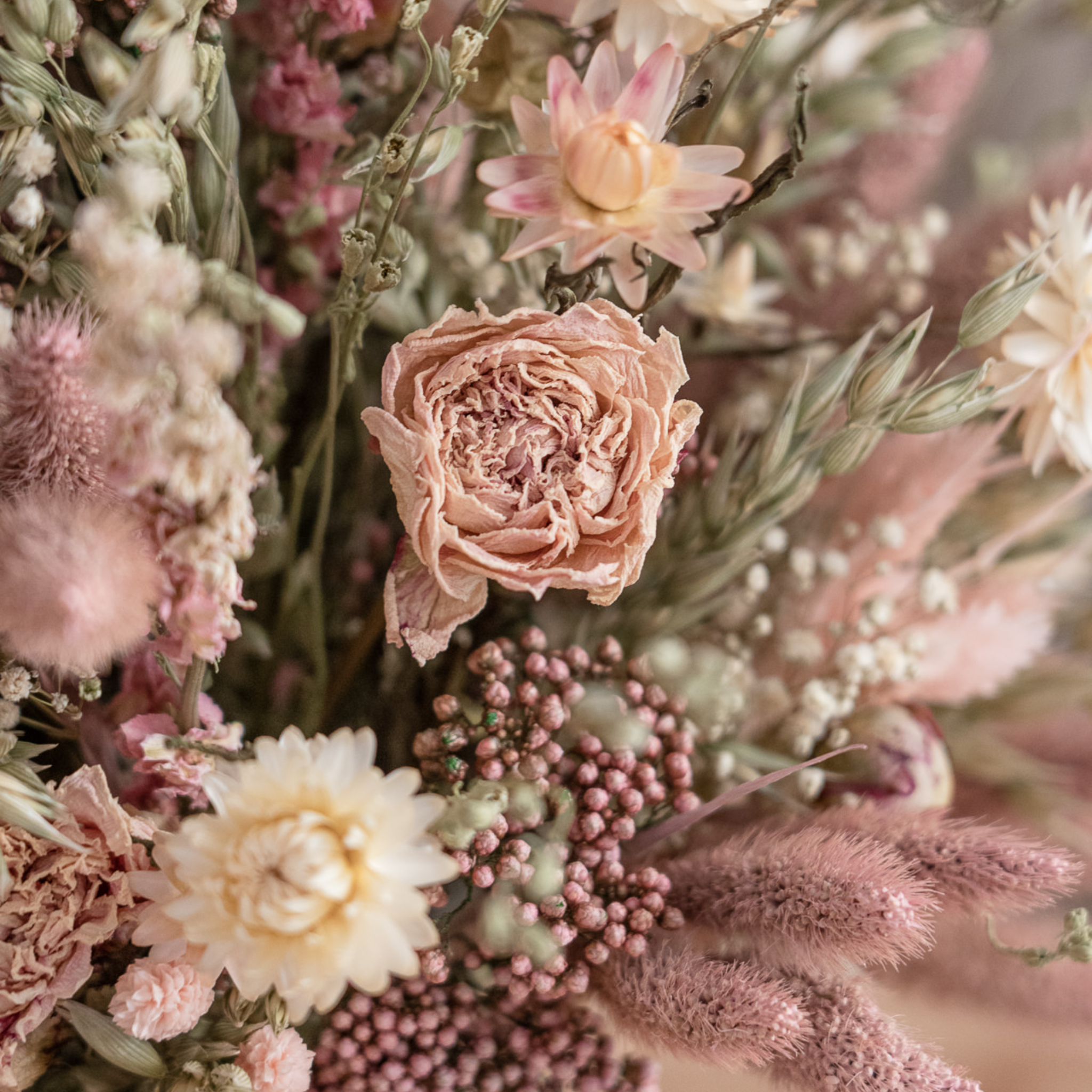 Cesto de Mimbre Ovalado Con Flores Preservadas 6