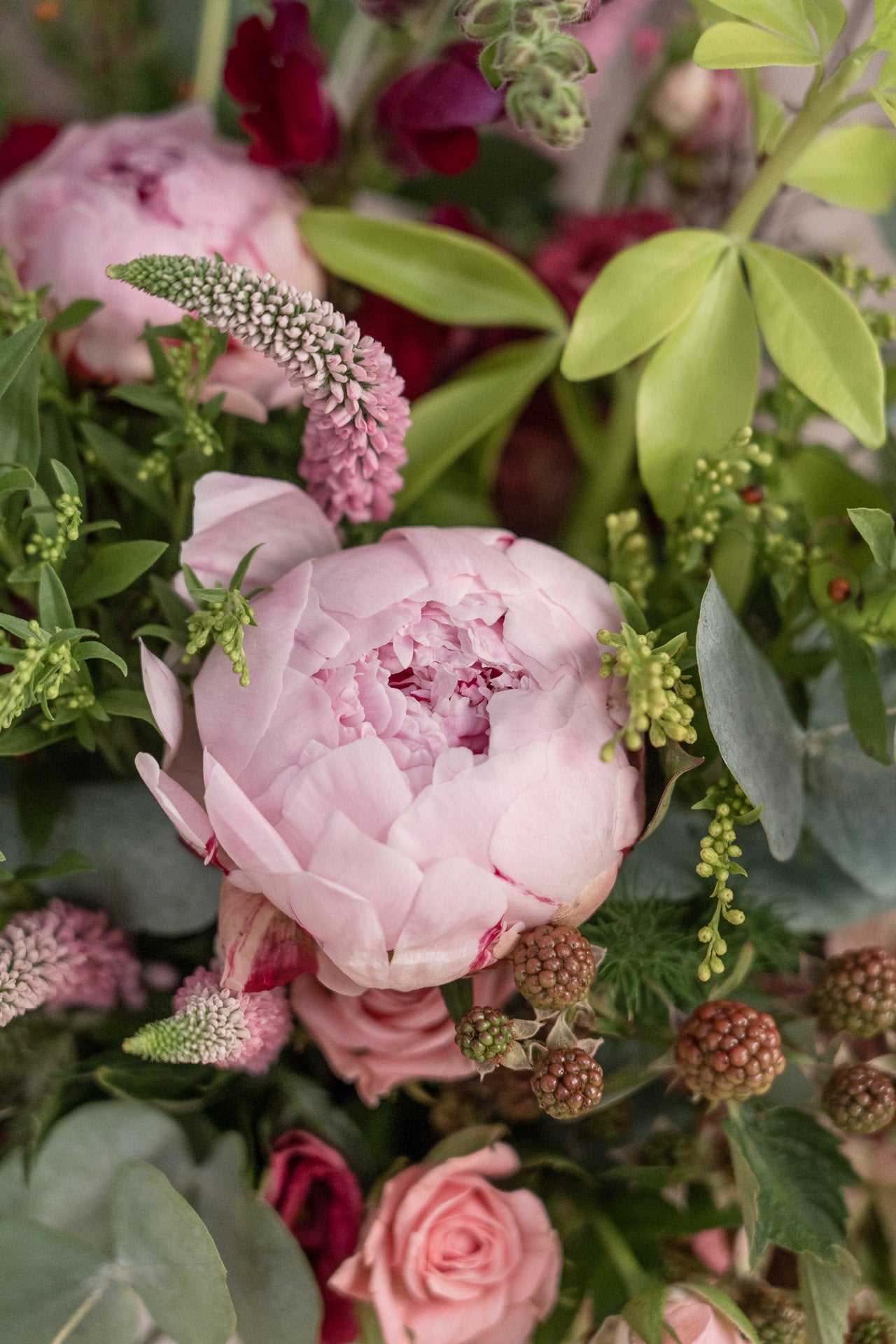 Jarrón Cerámico Ovalado con Flores Frescas 6