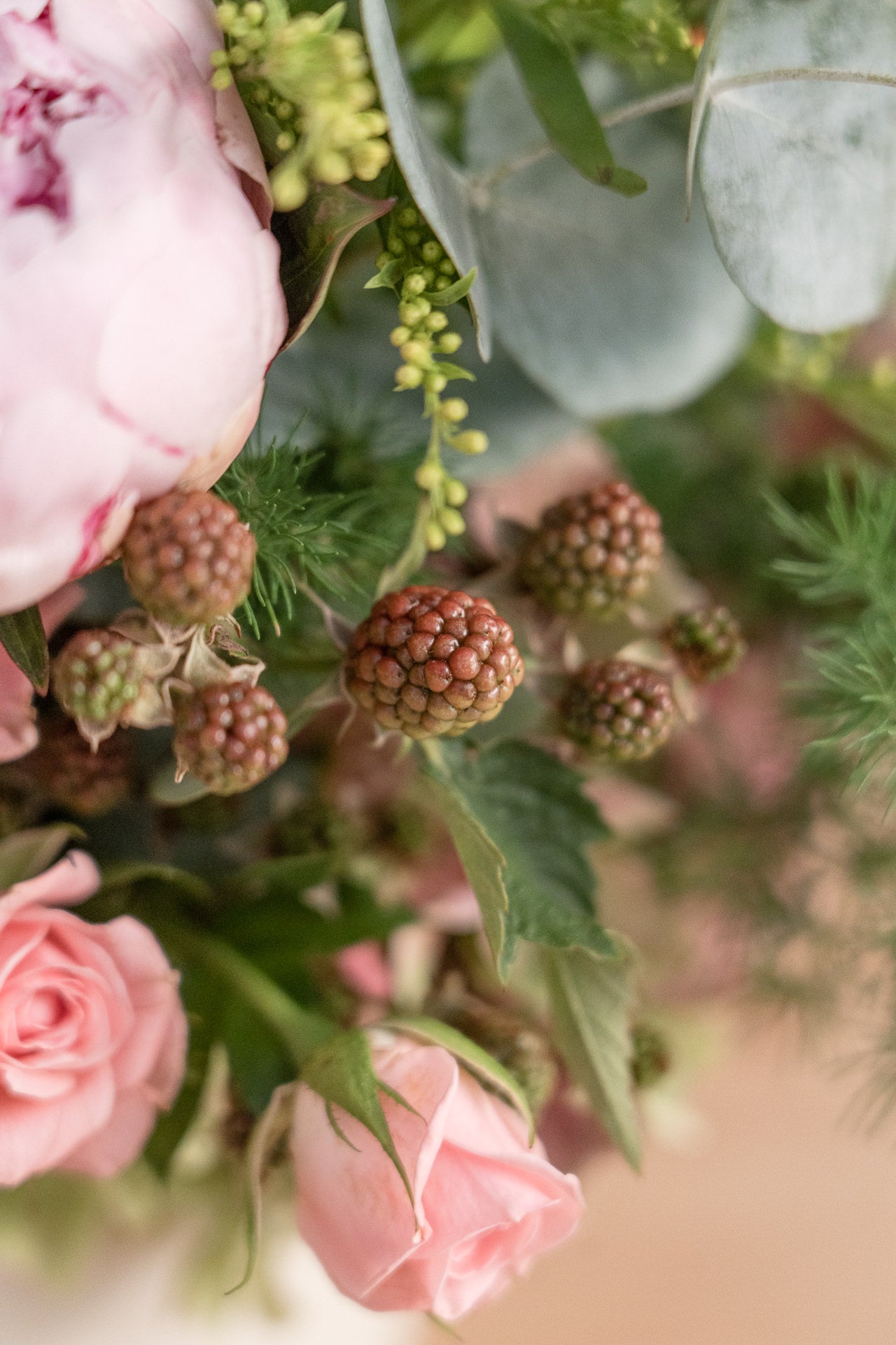 Jarrón Cerámico Ovalado con Flores Frescas 7