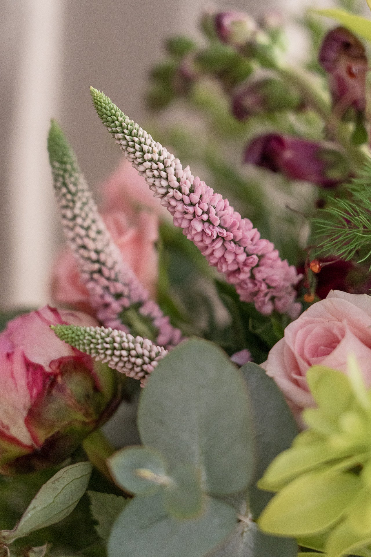 Jarrón Cerámico Ovalado con Flores Frescas 8