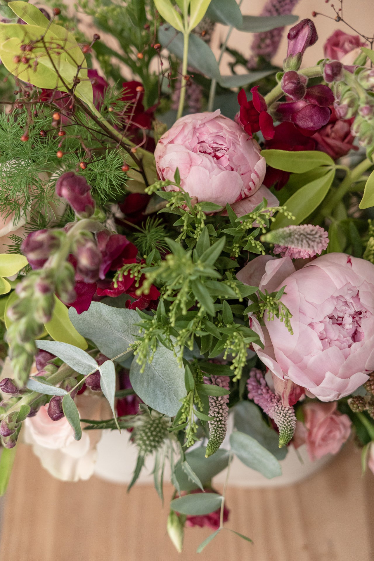 Jarrón Cerámico Ovalado con Flores Frescas 9