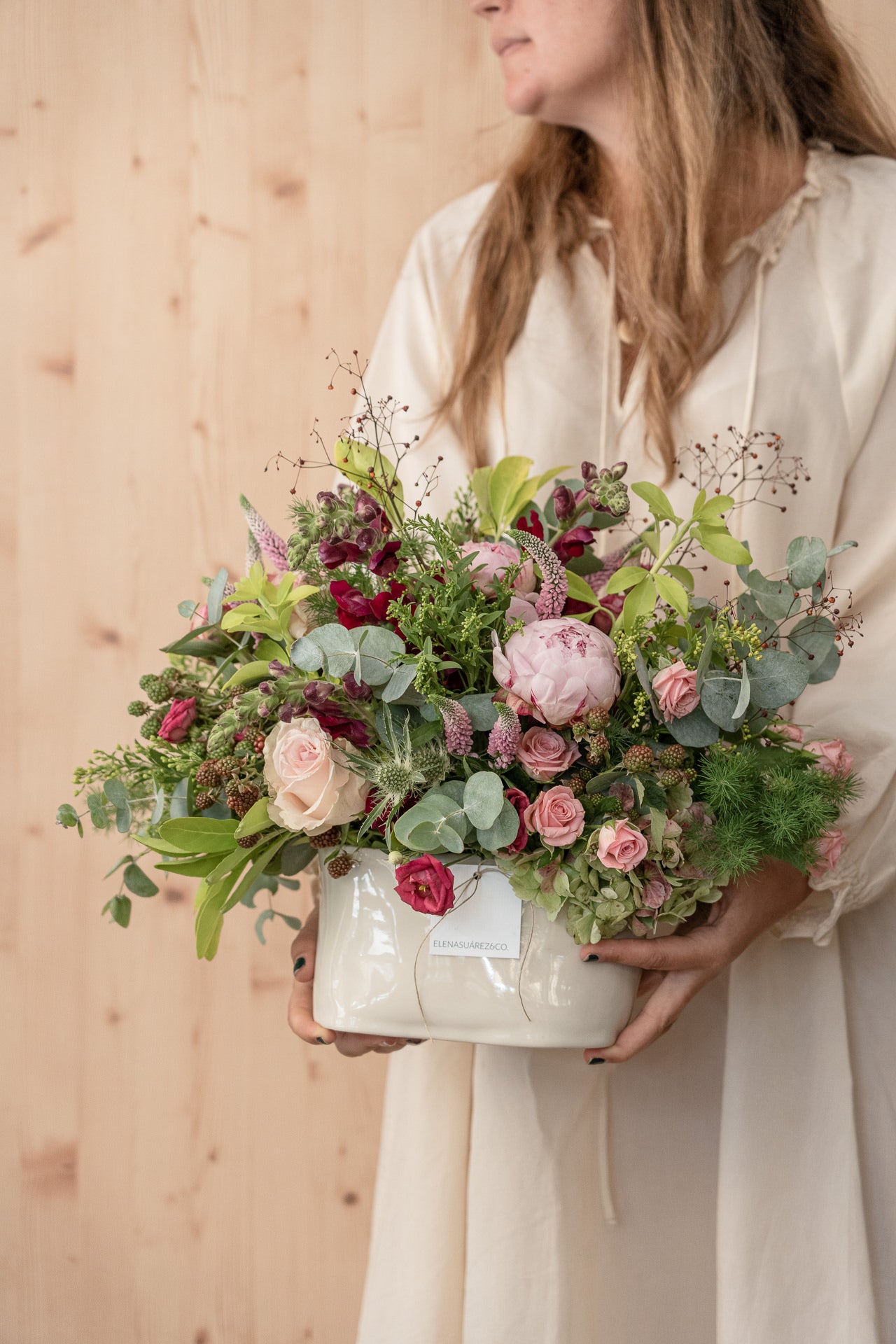 Jarrón Cerámico Ovalado con Flores Frescas 2