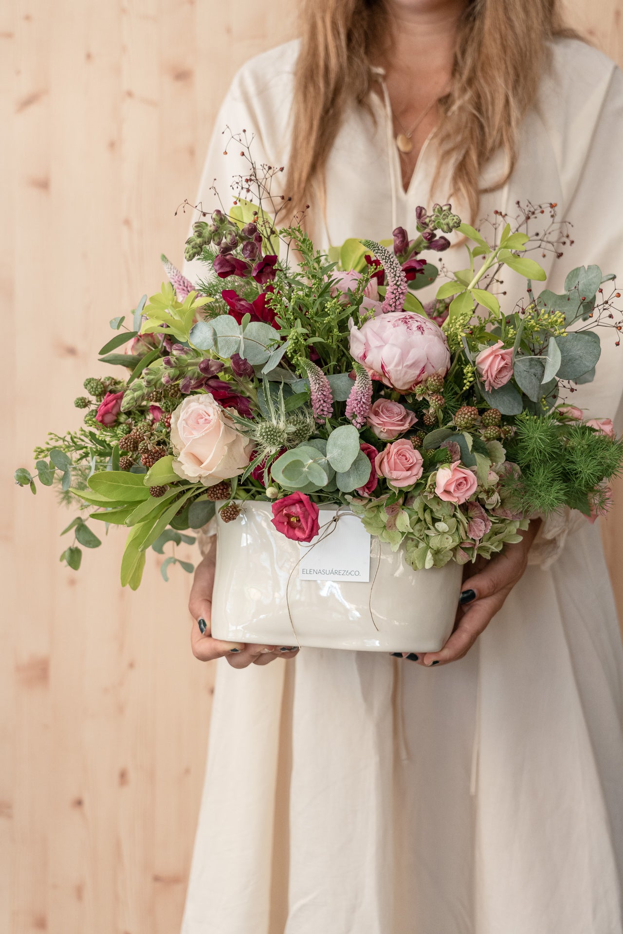 Jarrón Cerámico Ovalado con Flores Frescas 3