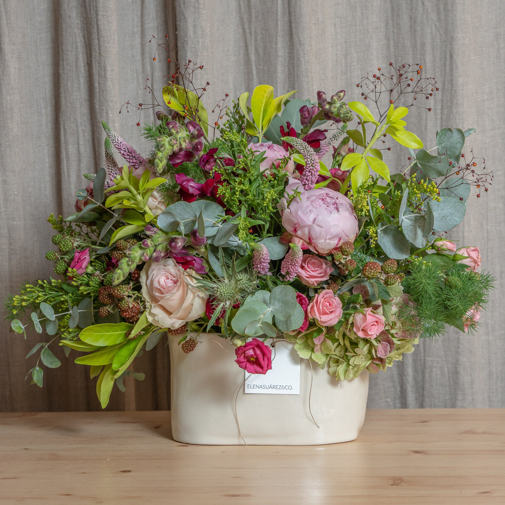 Jarrón Cerámico Ovalado con Flores Frescas