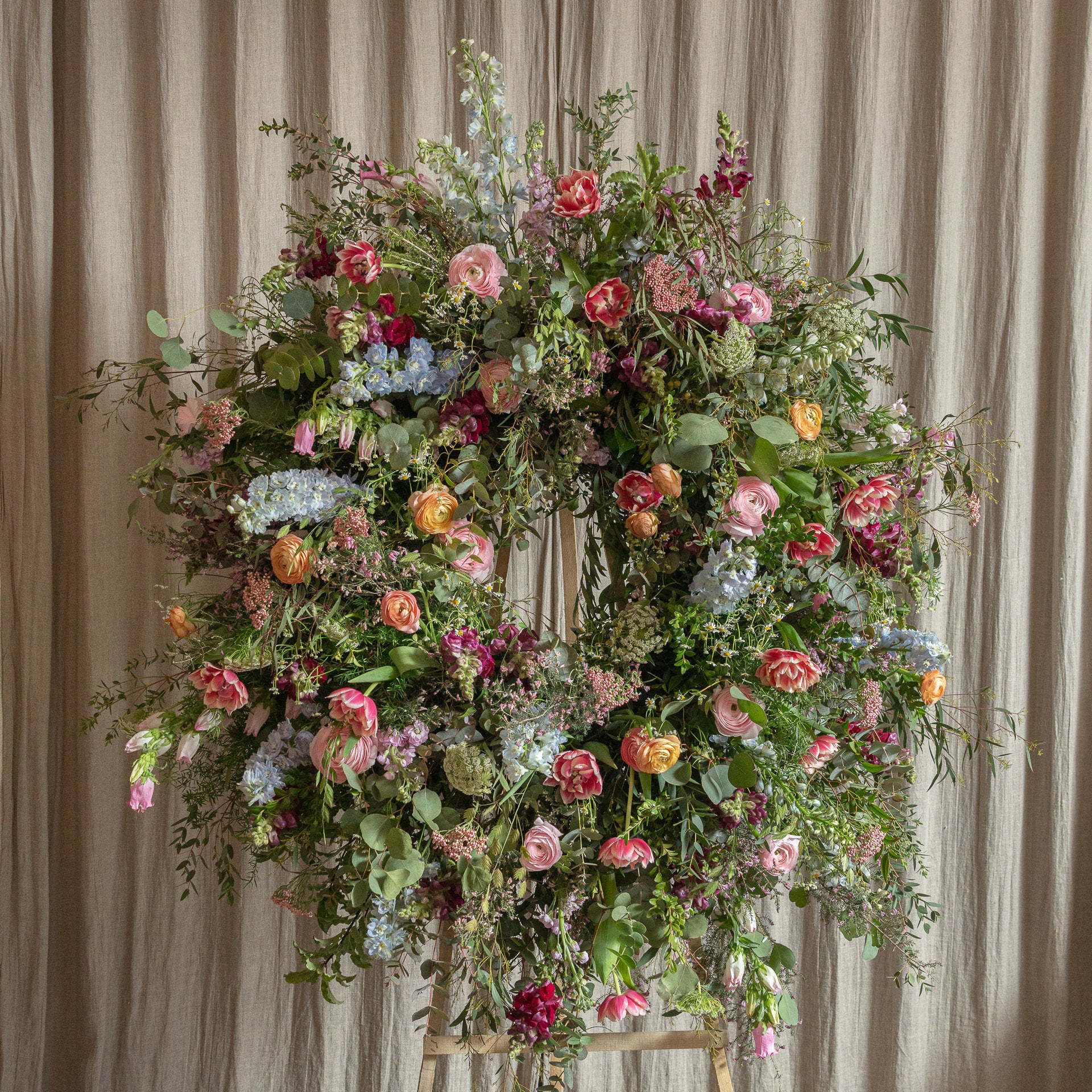 Corona con Flores de Temporada