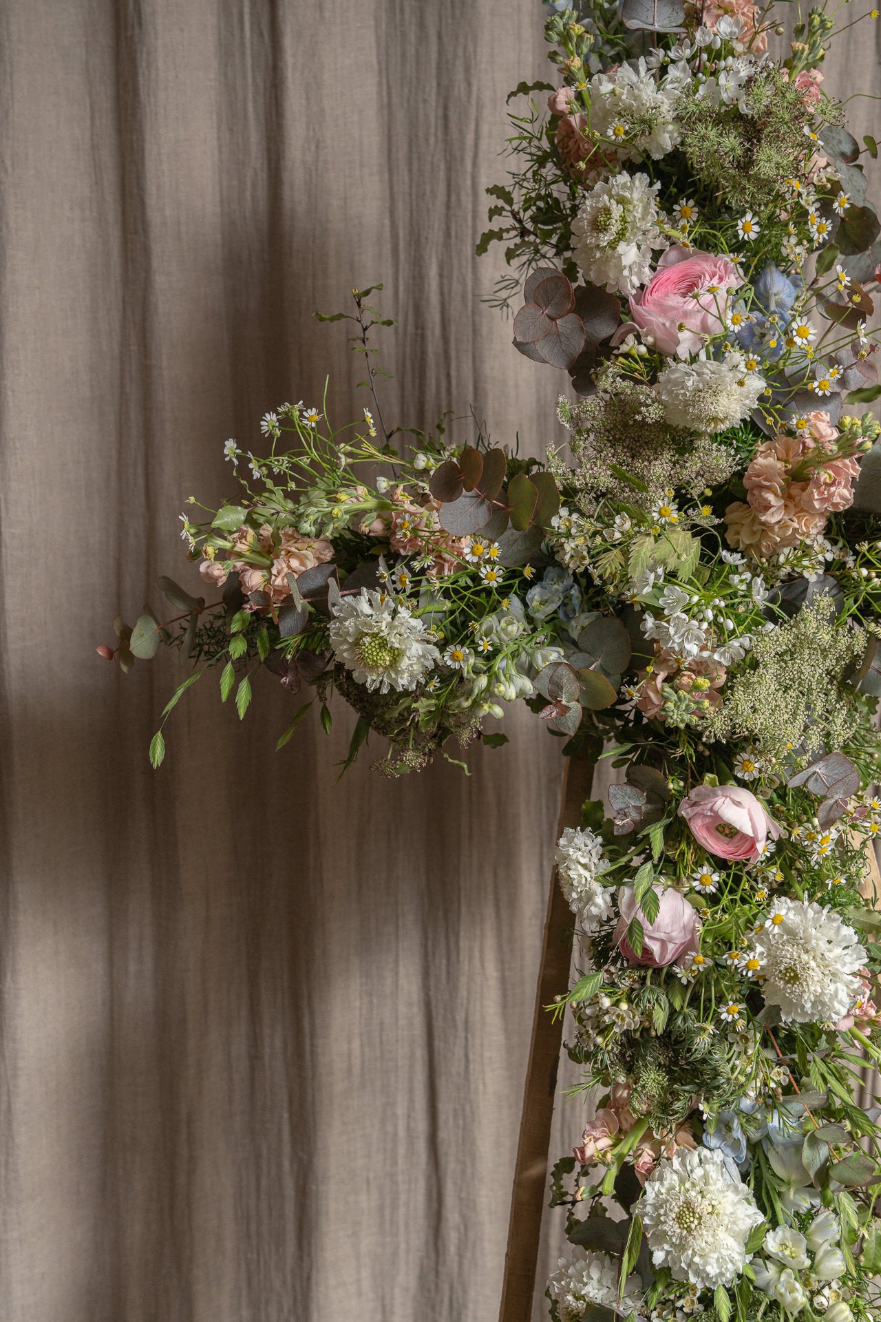 Cruz con Flores de Temporada 3