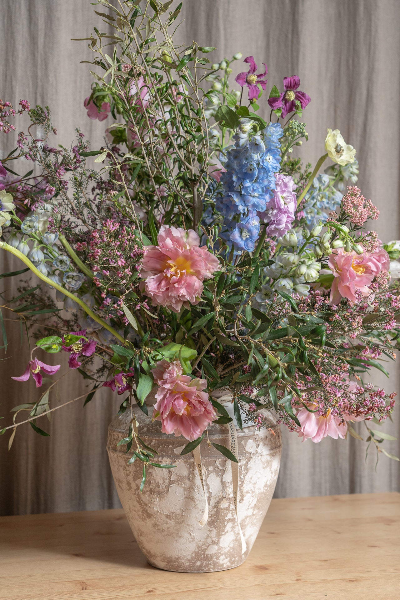 Jarrón Ánfora con Flores Frescas 2