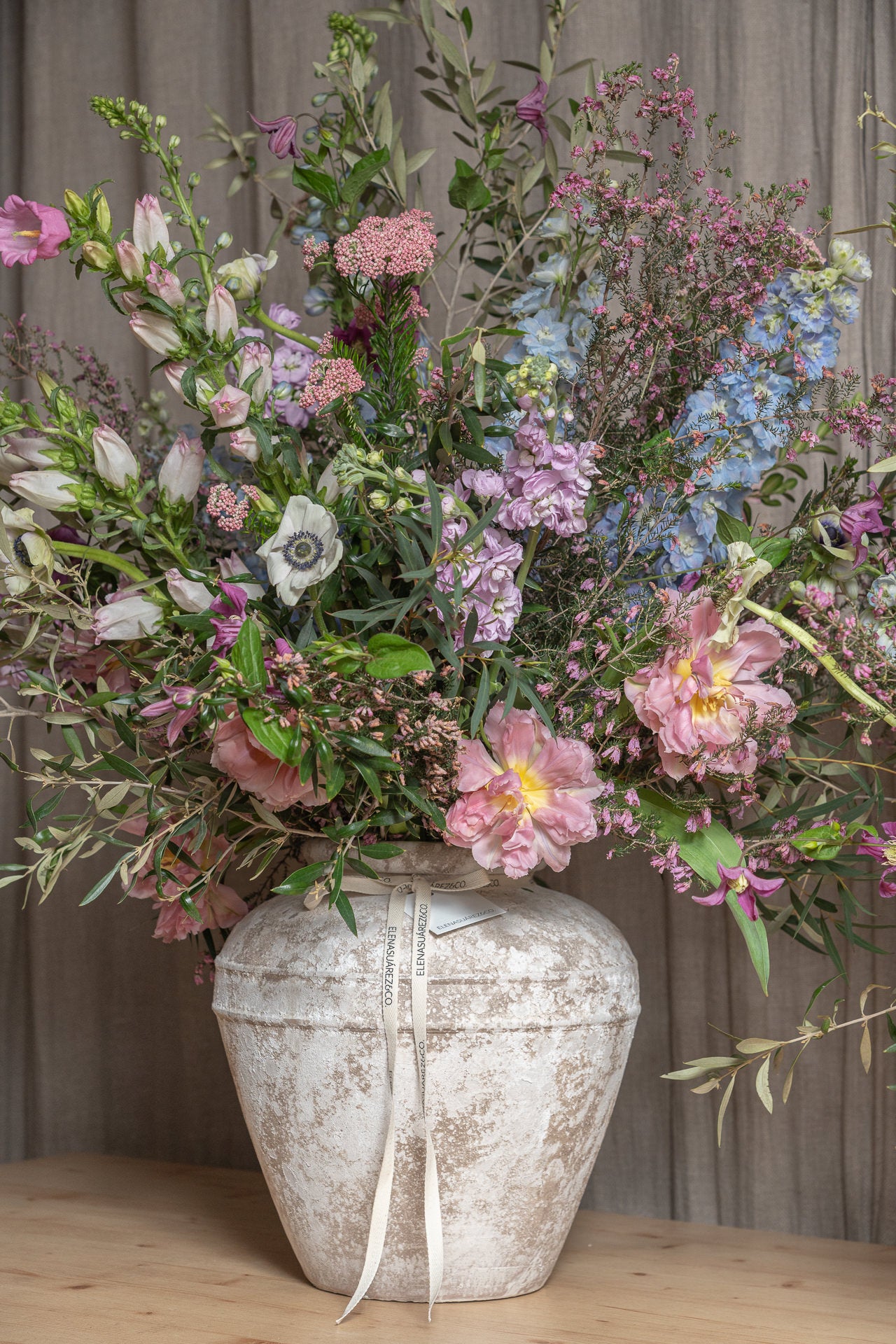 Jarrón Ánfora con Flores Frescas 4