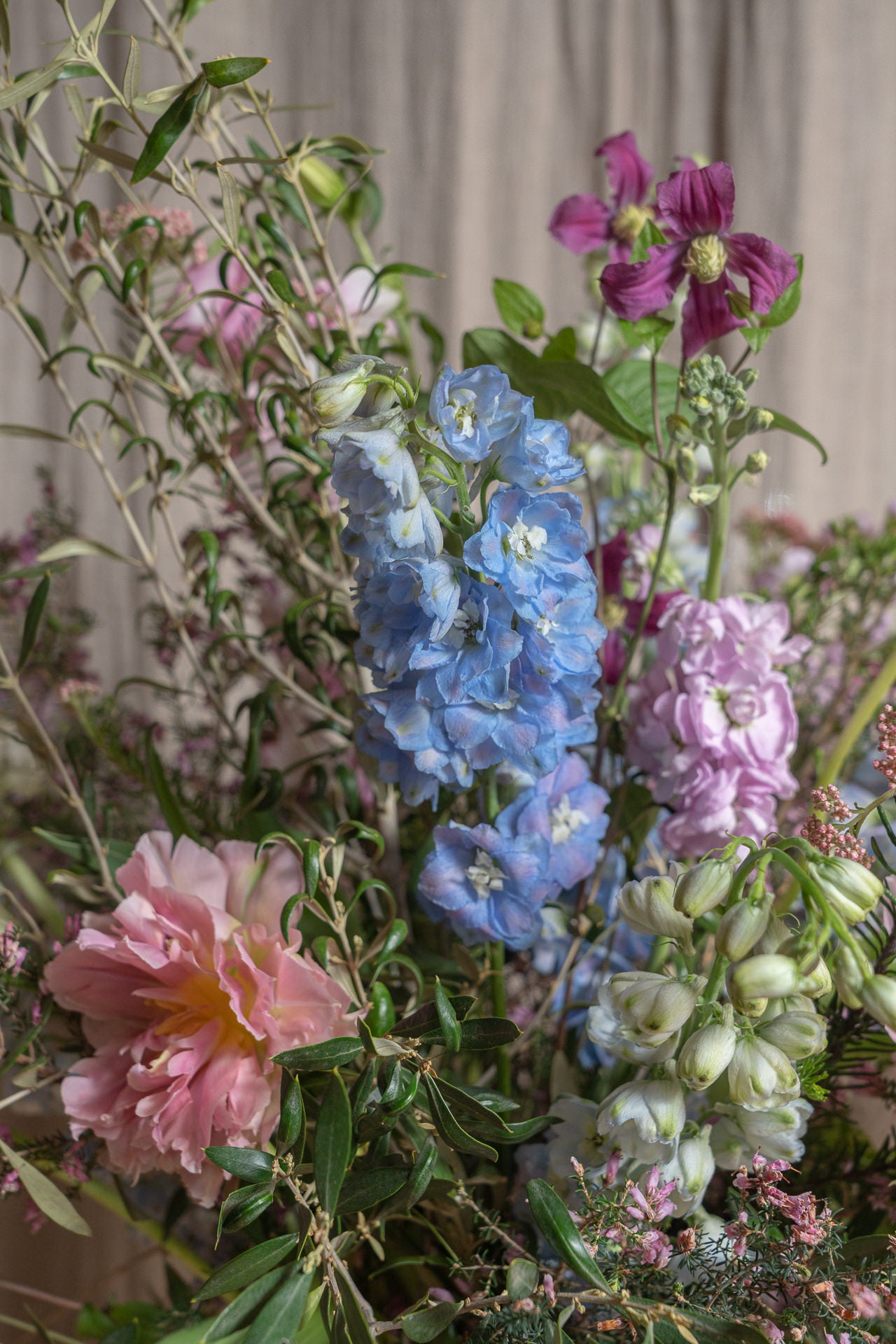Jarrón Ánfora con Flores Frescas 5