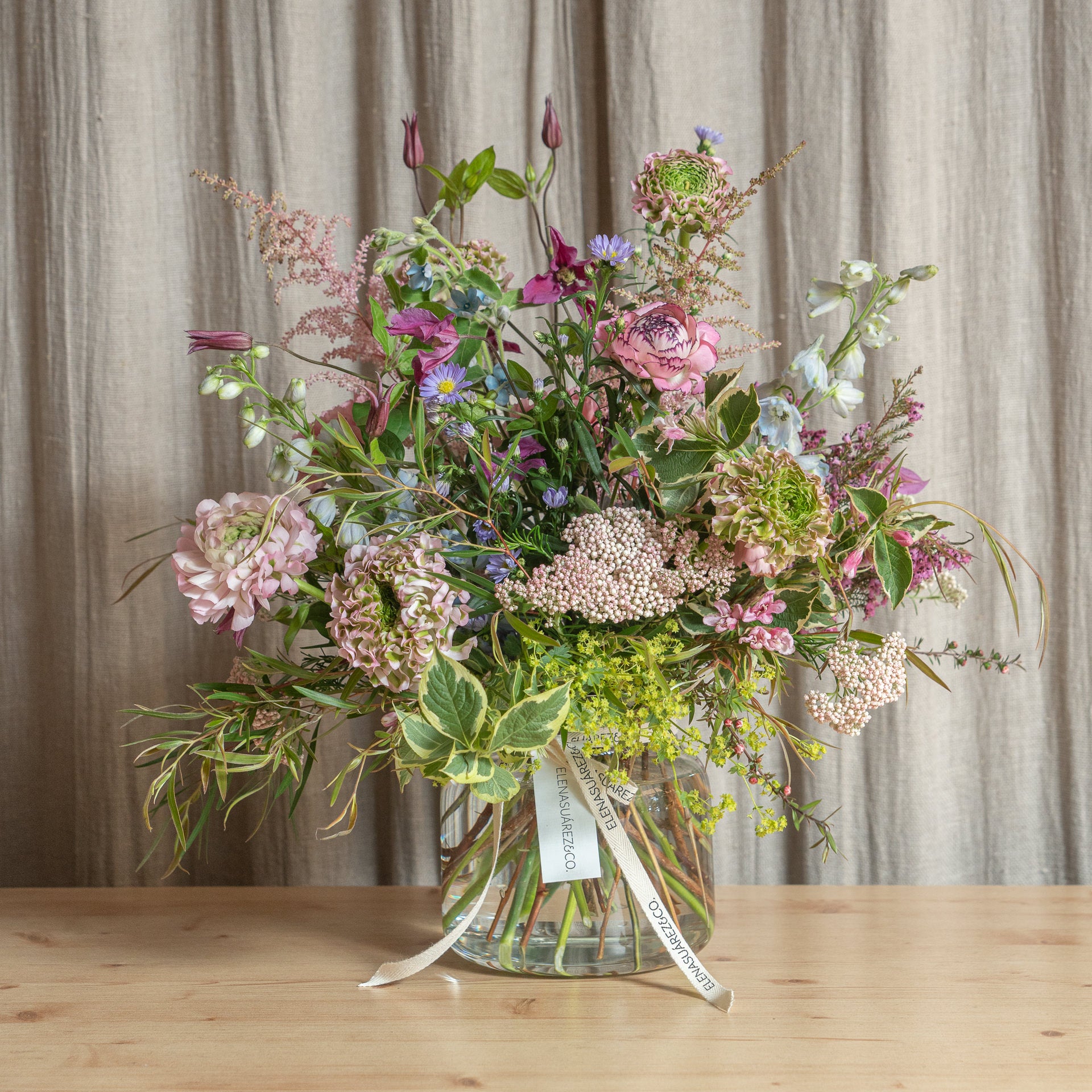 Jarrón de Vidrio con Flores Frescas