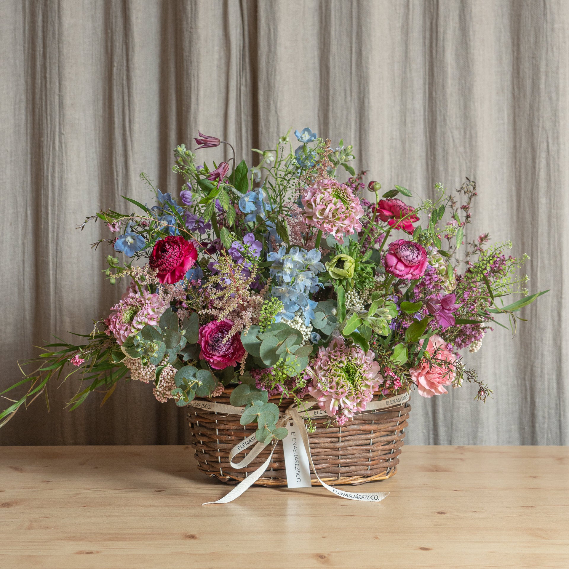 Cesto de Mimbre Ovalado con Flores Frescas 3