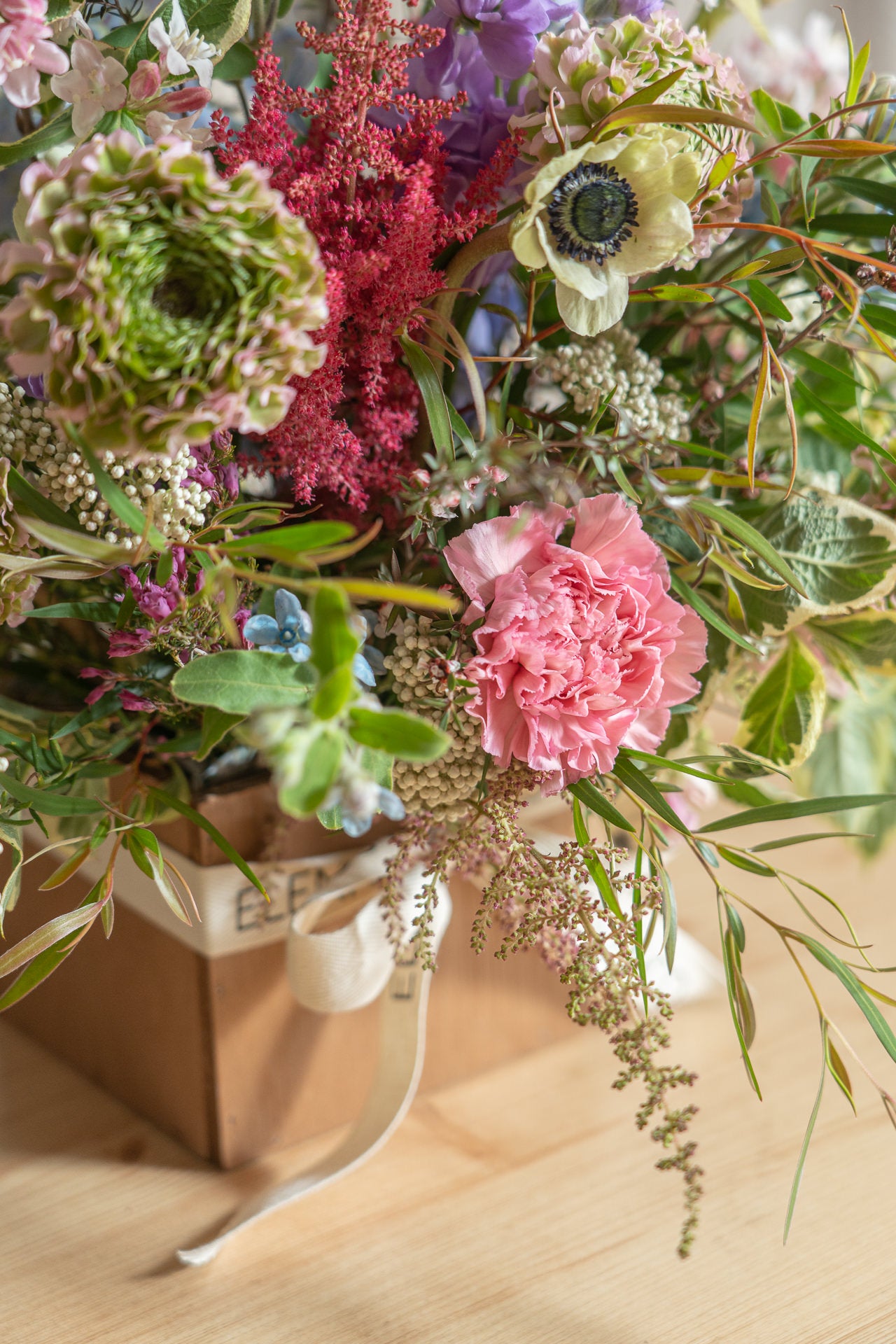 Caja de Madera con Flores Frescas 2