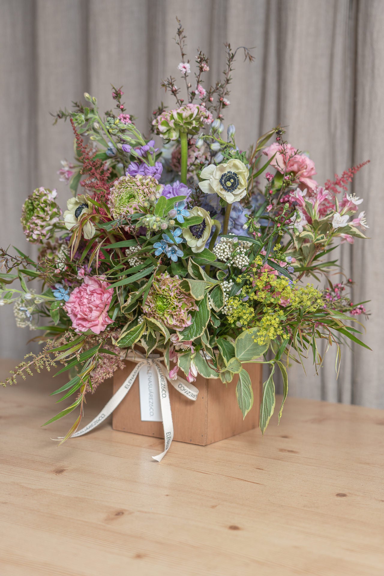 Caja de Madera con Flores Frescas 6