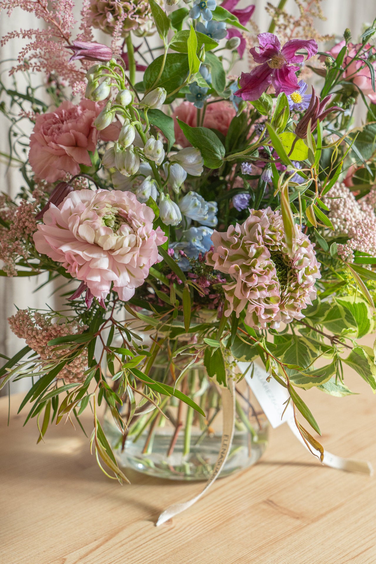 Jarrón de Vidrio con Flores Frescas 2