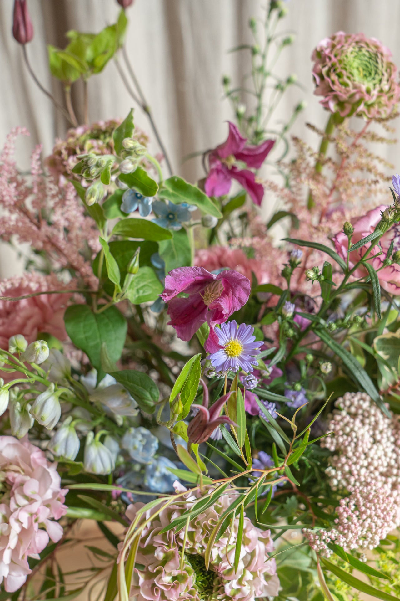 Jarrón de Vidrio con Flores Frescas 3