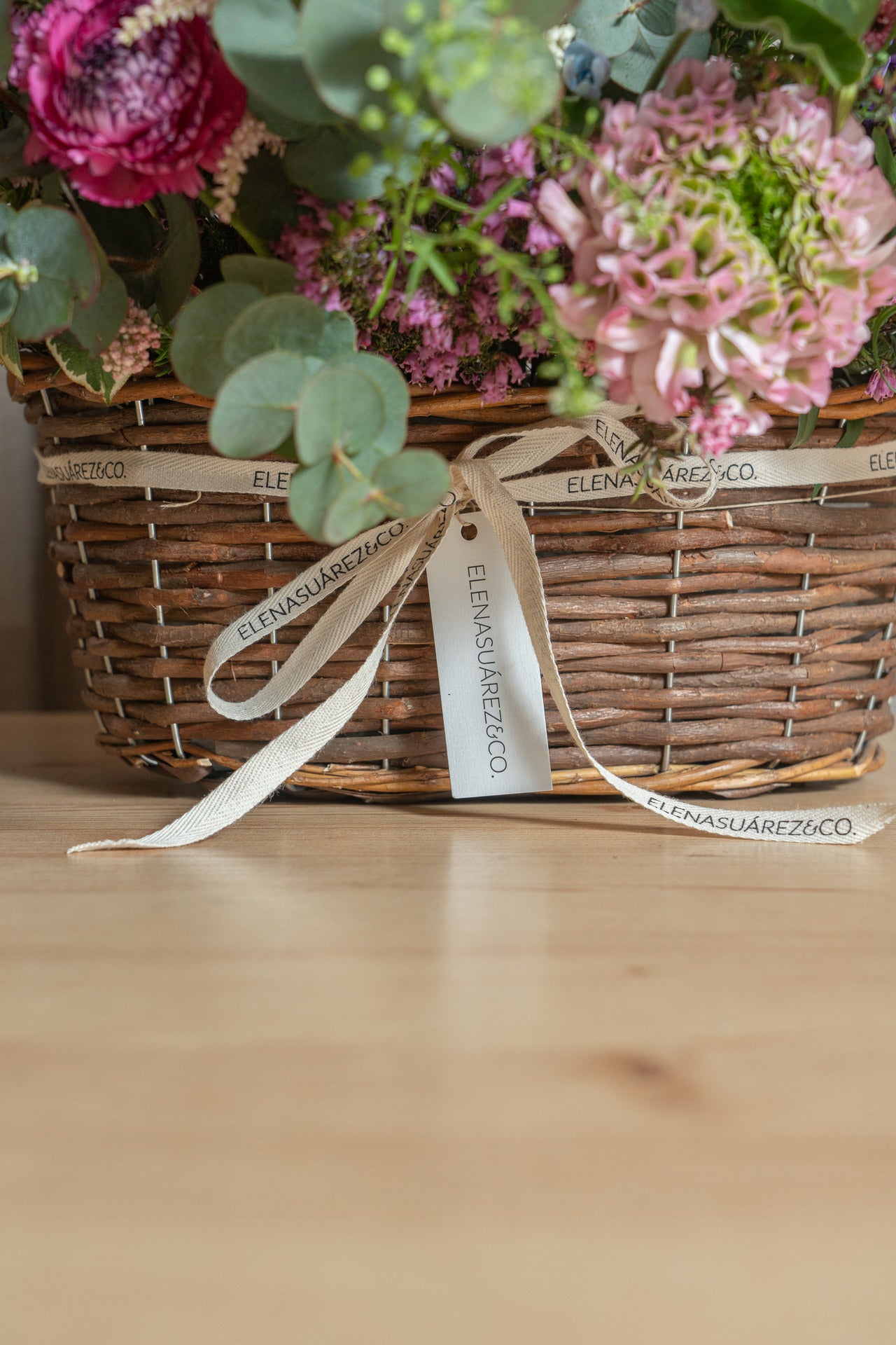 Cesto de Mimbre Ovalado con Flores Frescas 4