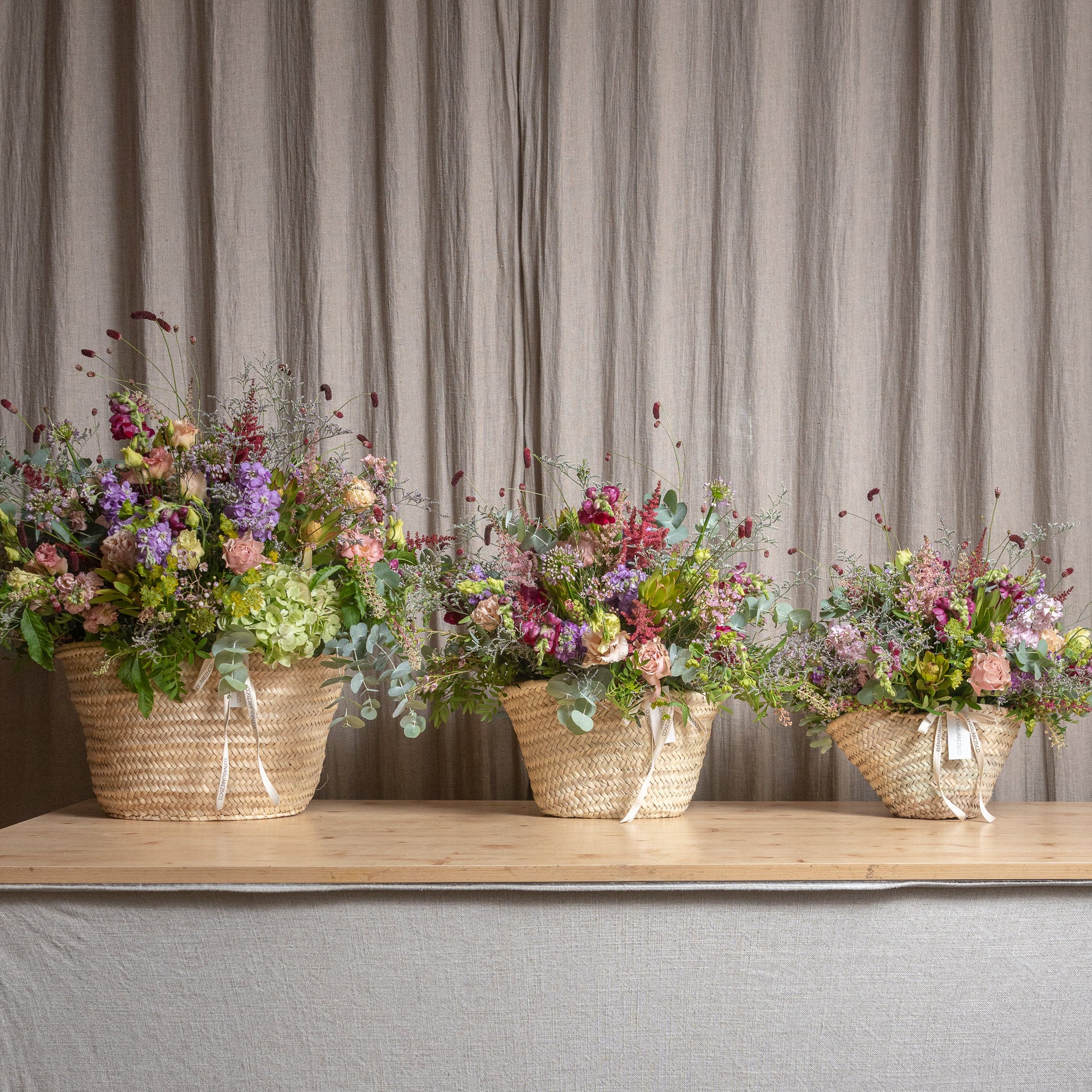 Cesto de Palma con Flores Frescas