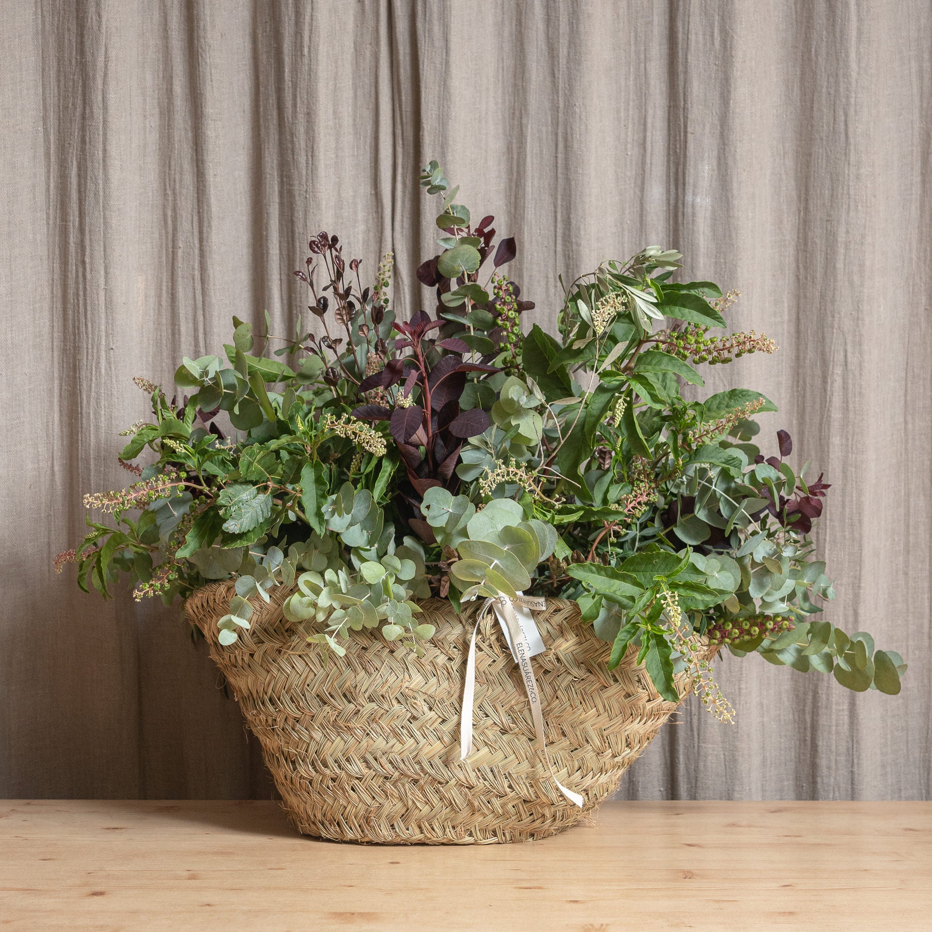 Capazo de Esparto con Verdes de Temporada