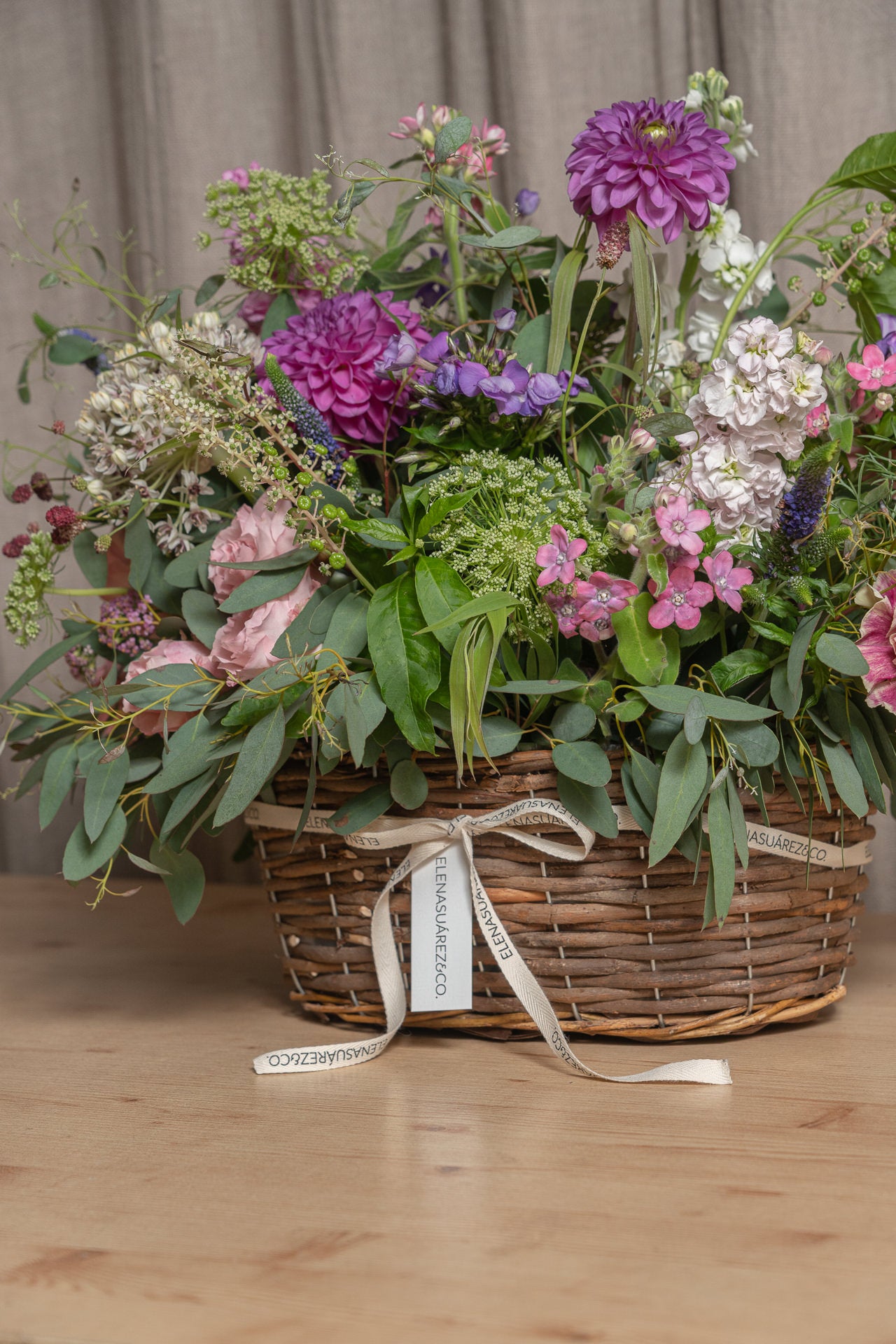 Cesto de Mimbre Ovalado con Flores Frescas 2