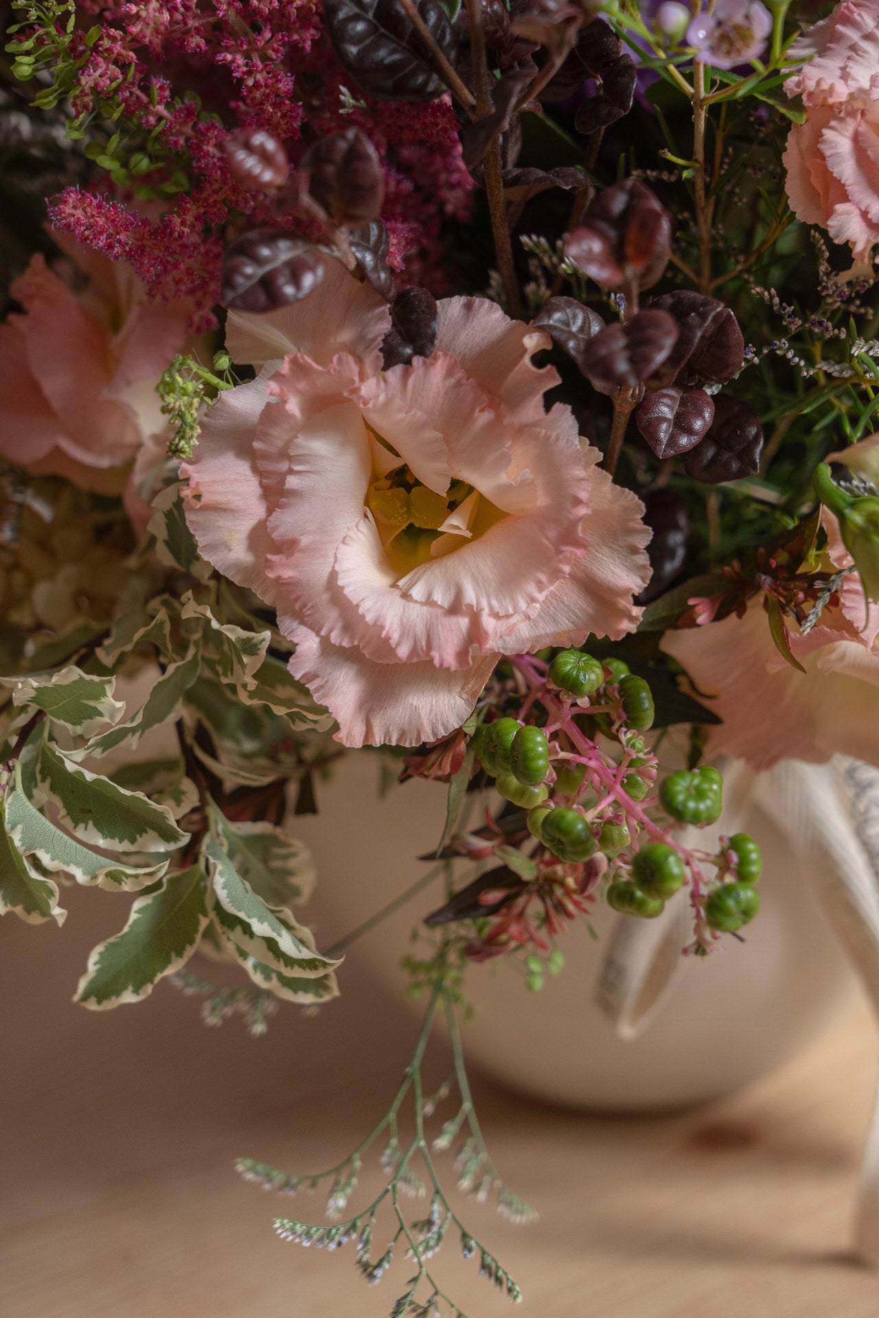 Cuenco Cerámico con Flores Frescas 3