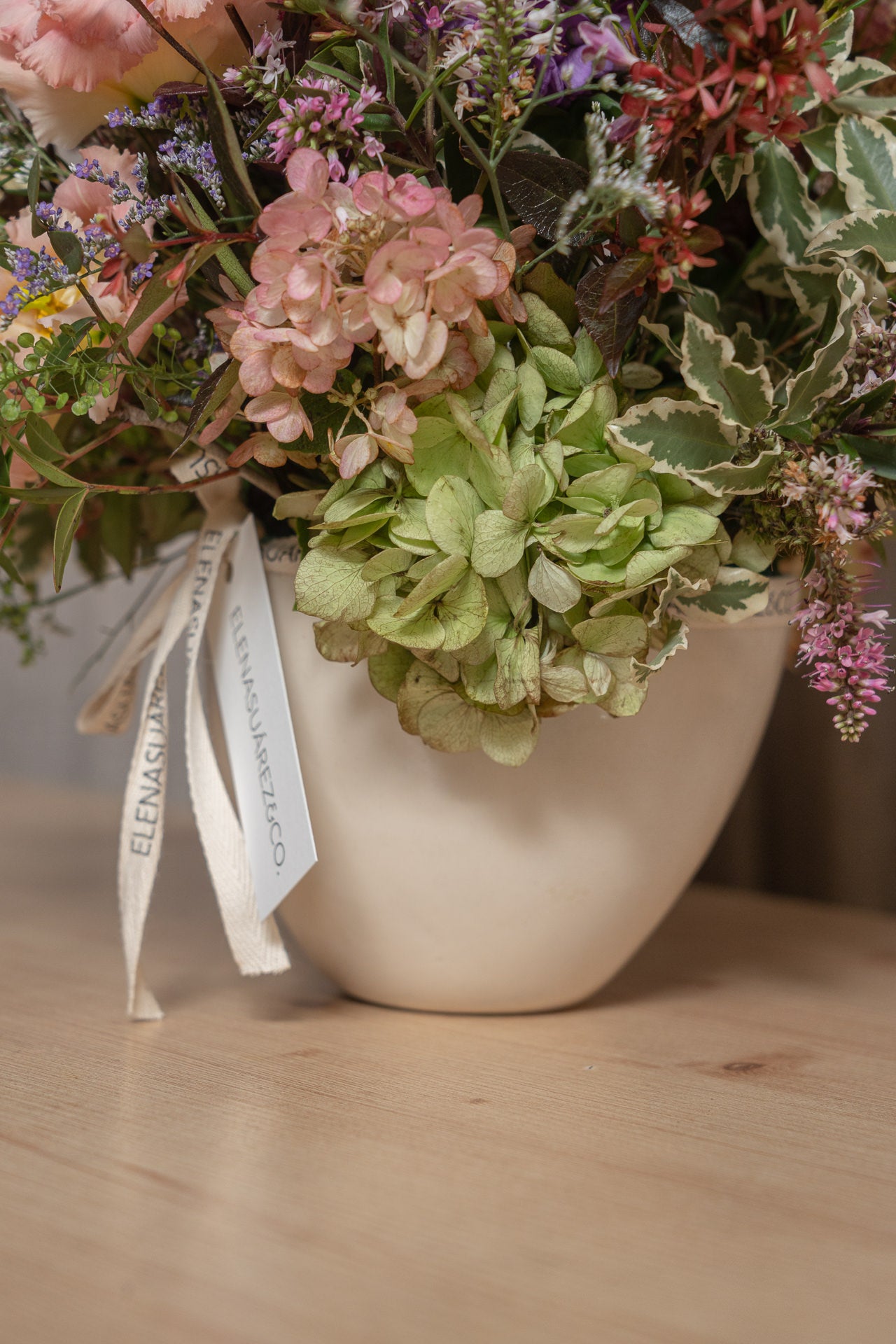 Cuenco Cerámico con Flores Frescas 2