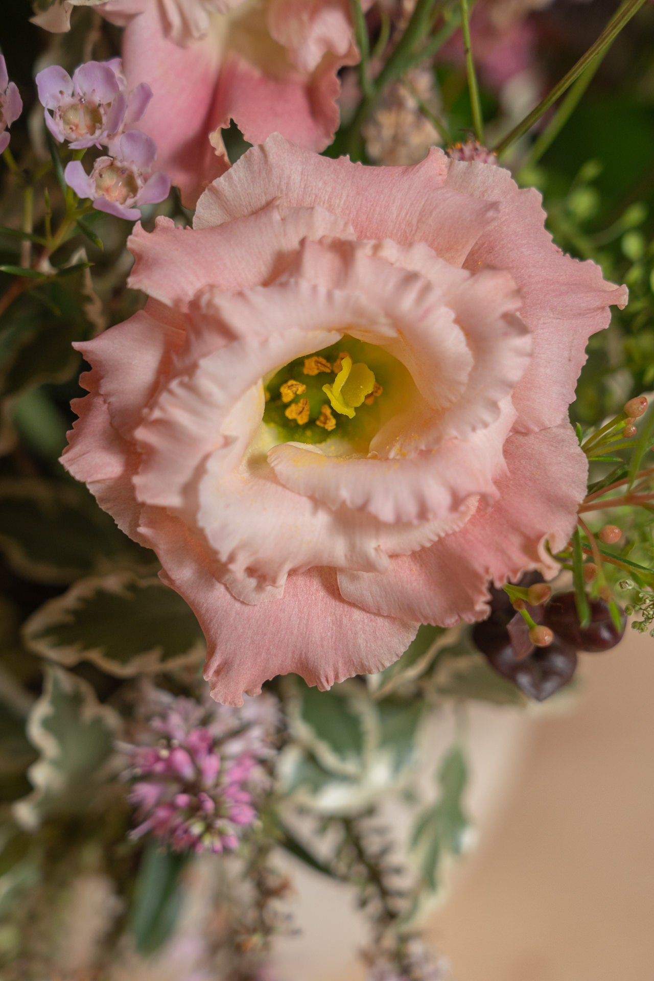 Cuenco Cerámico con Flores Frescas 4