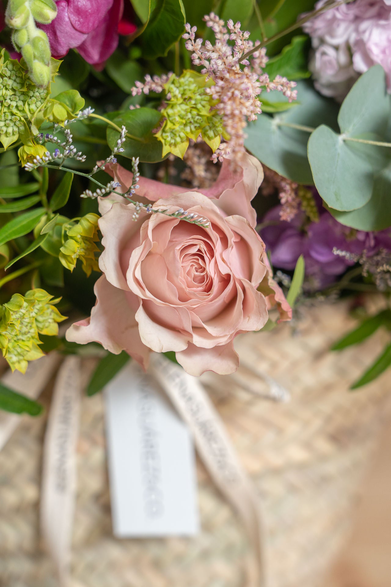 Cesto de Palma con Flores Frescas 10