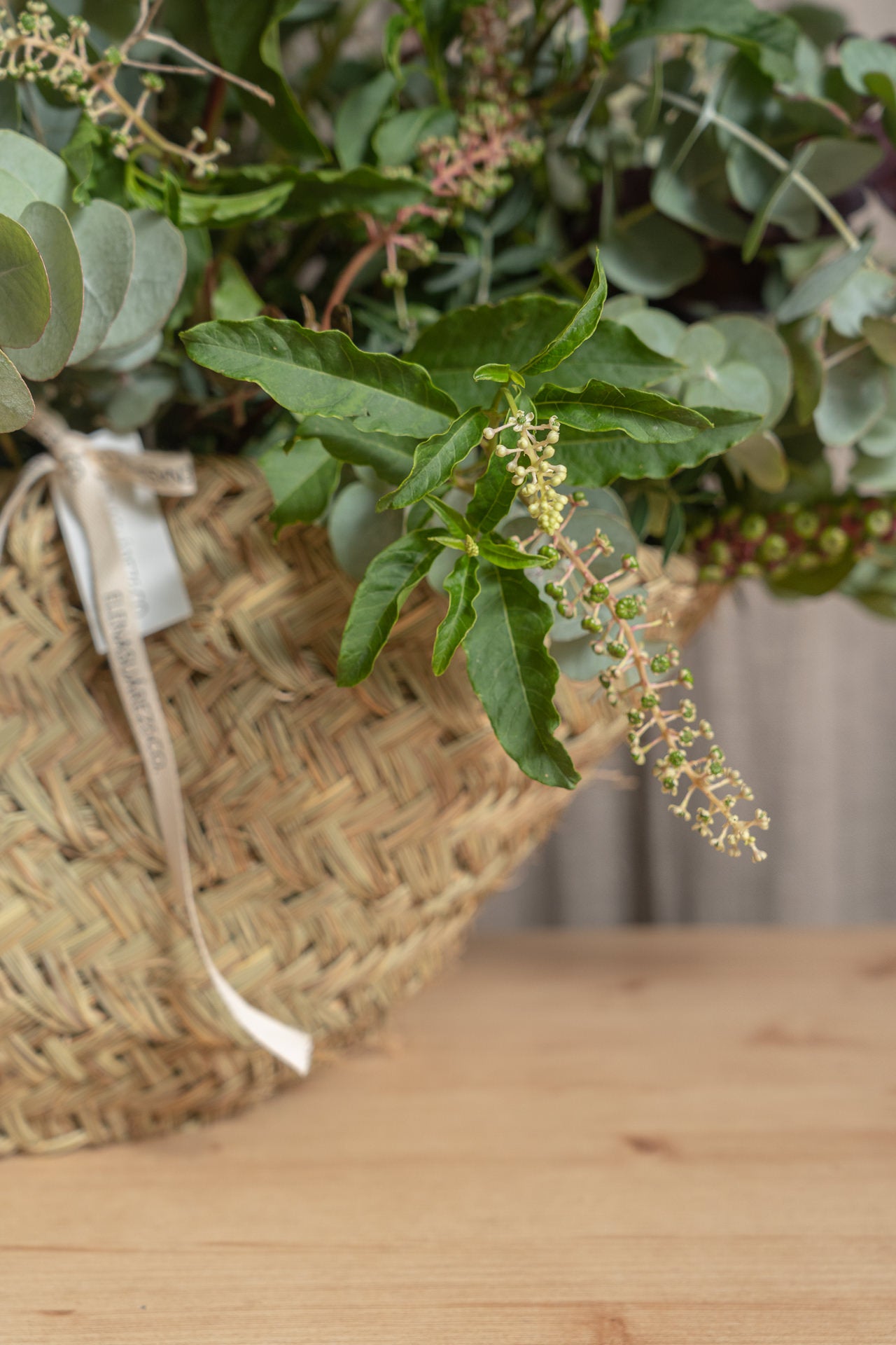 Capazo de Esparto con Verdes de Temporada 2