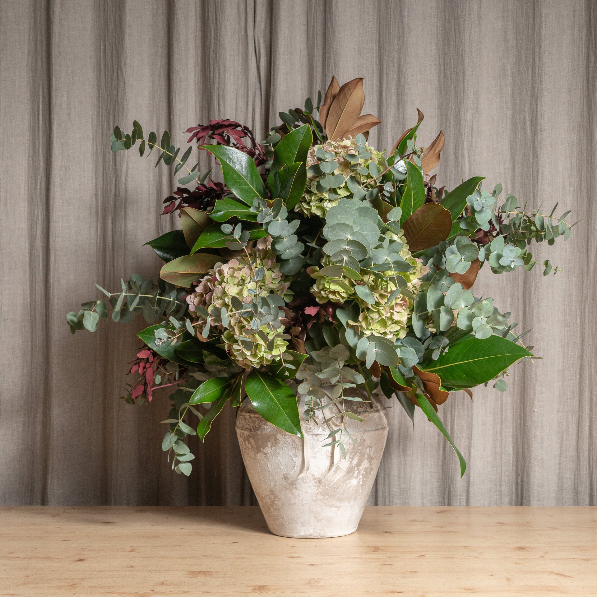 Jarrón Ánfora con Magnolio, Eucalipto y Hortensias