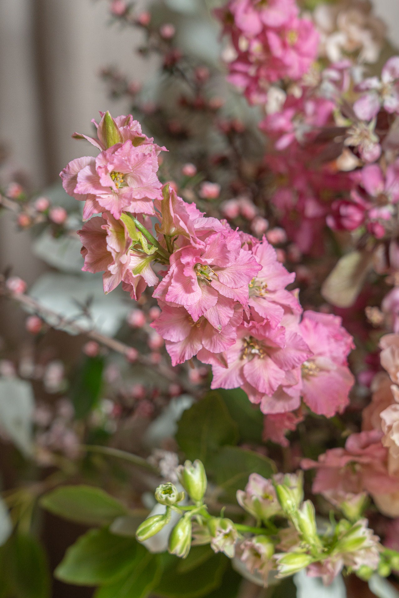 Jarrón Hécate con flores frescas 6