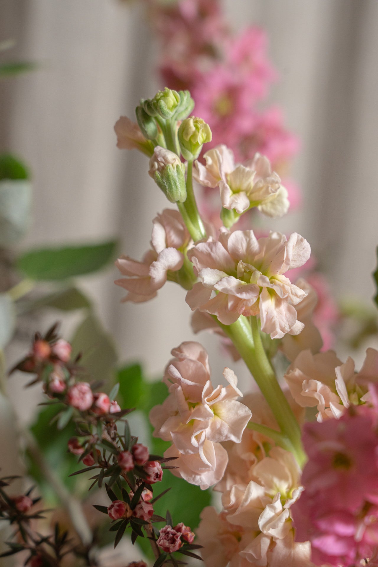 Jarrón Hécate con flores frescas 8