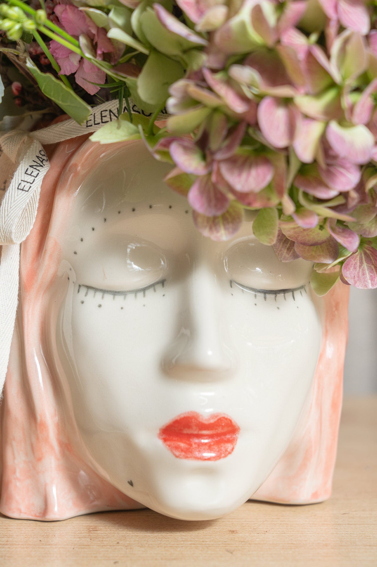 Jarrón Hécate con flores frescas 2