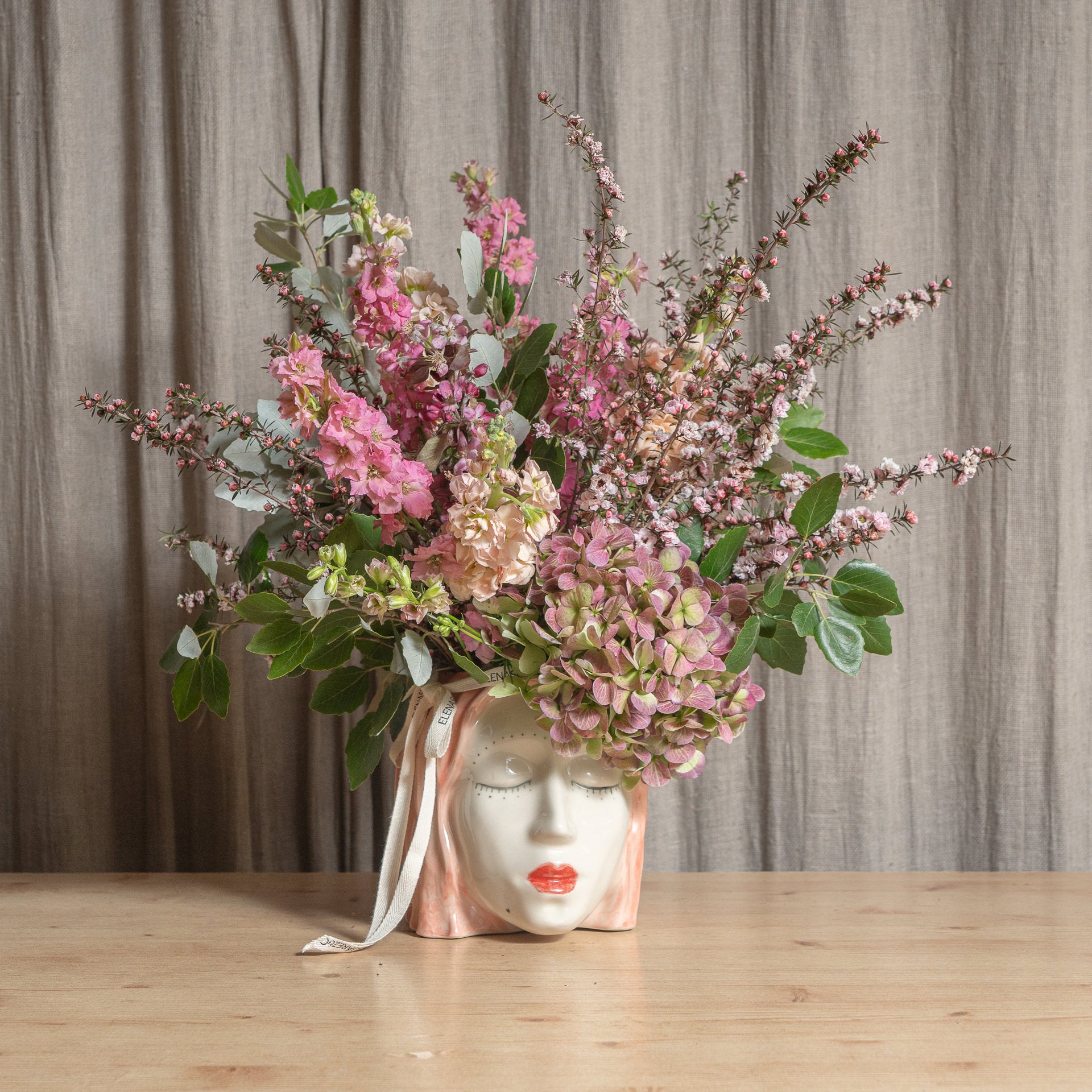 Jarrón Hécate con flores frescas