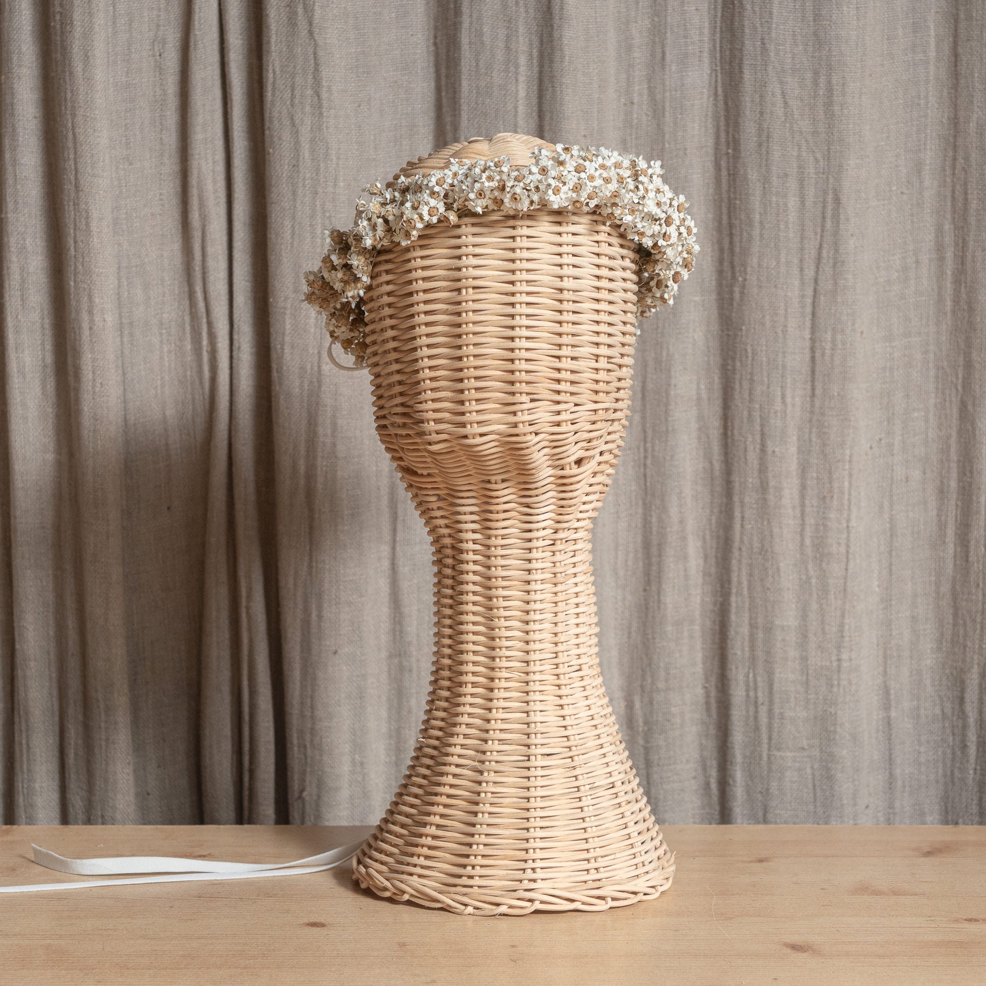 Coronita flores silvestres blancas