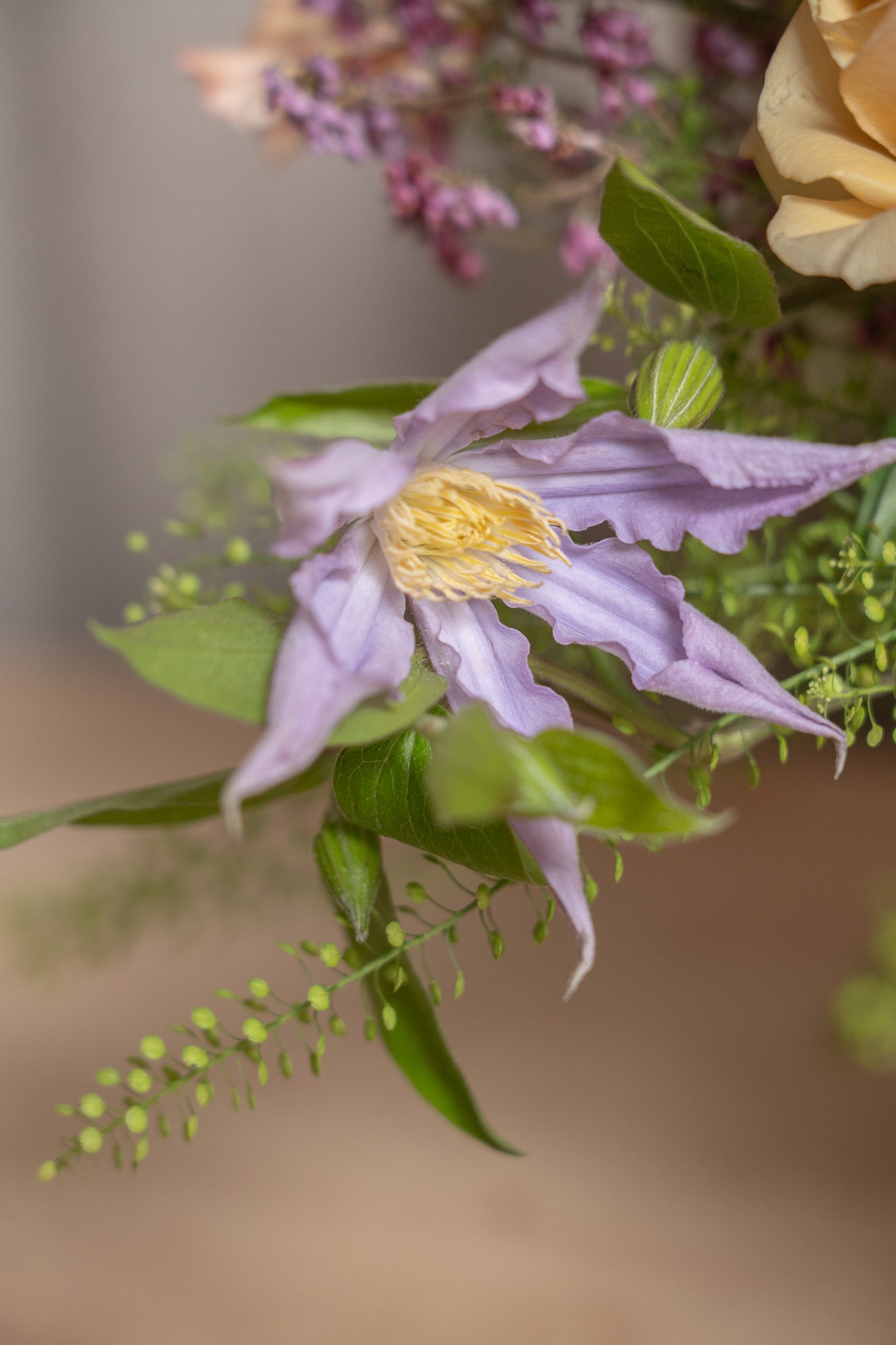 Jarrón de Vidrio Verde con Flores Frescas 6