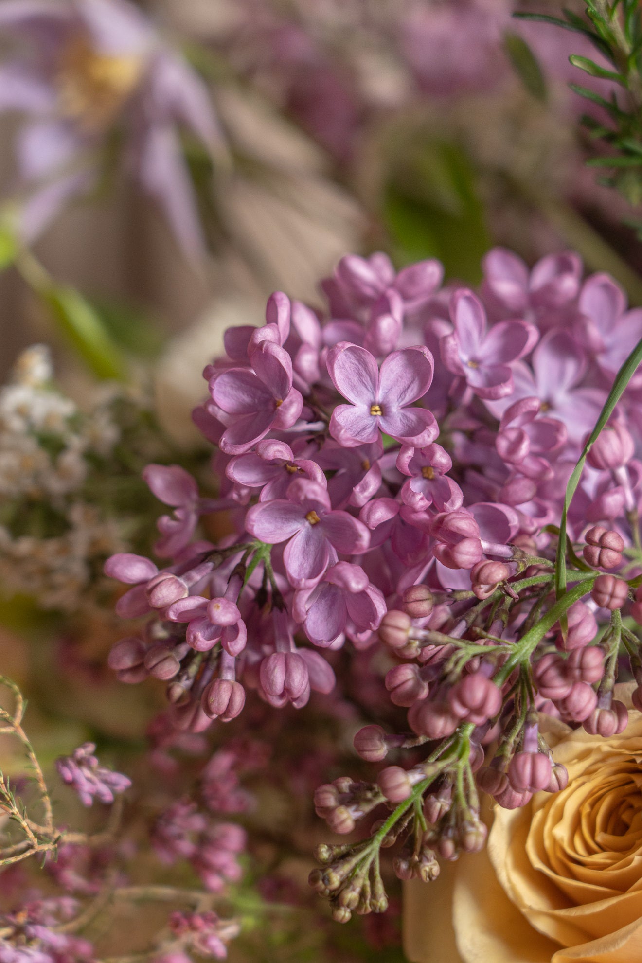 Jarrón de Vidrio Verde con Flores Frescas 2