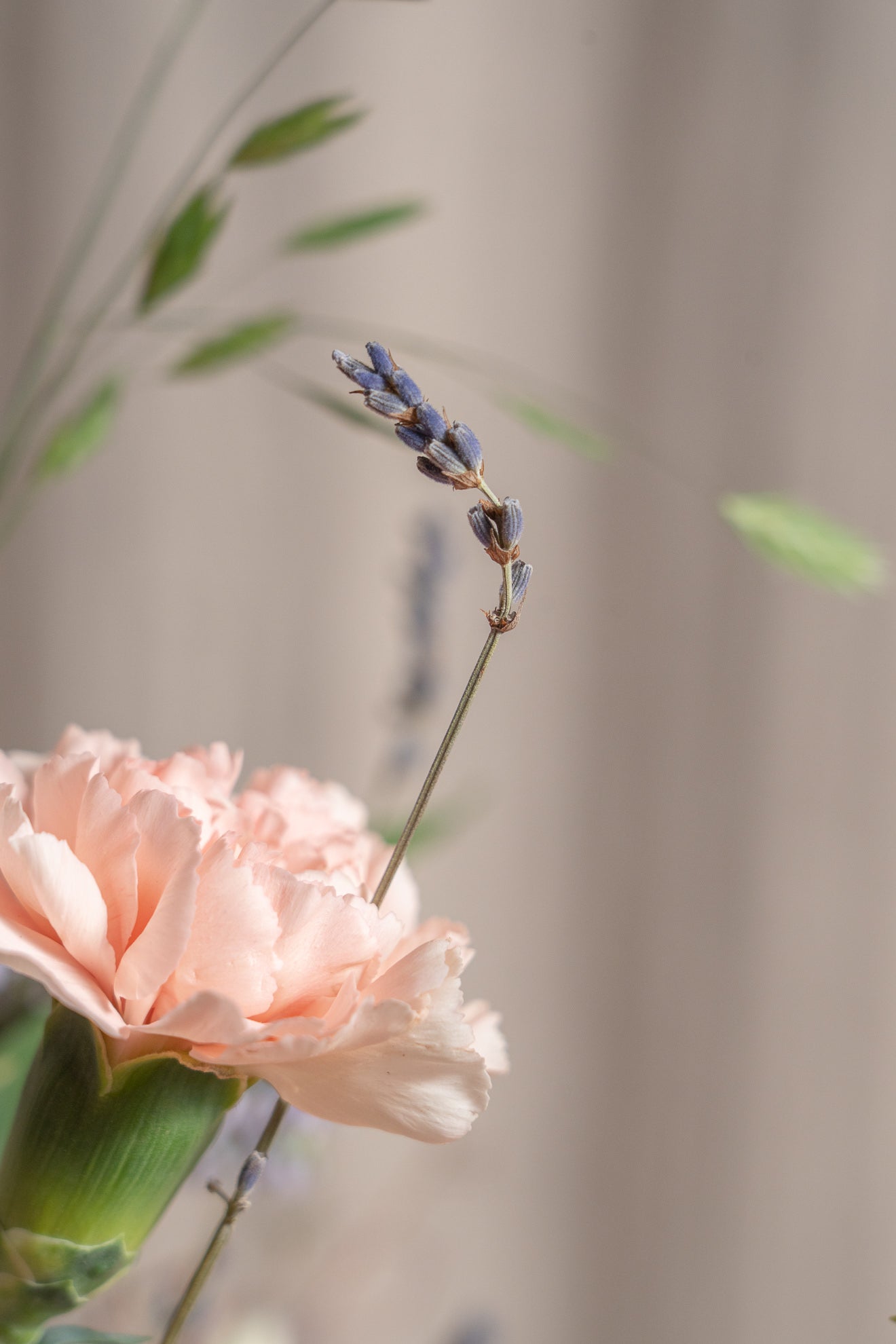 Jarrón de Vidrio Verde con Flores Frescas 3