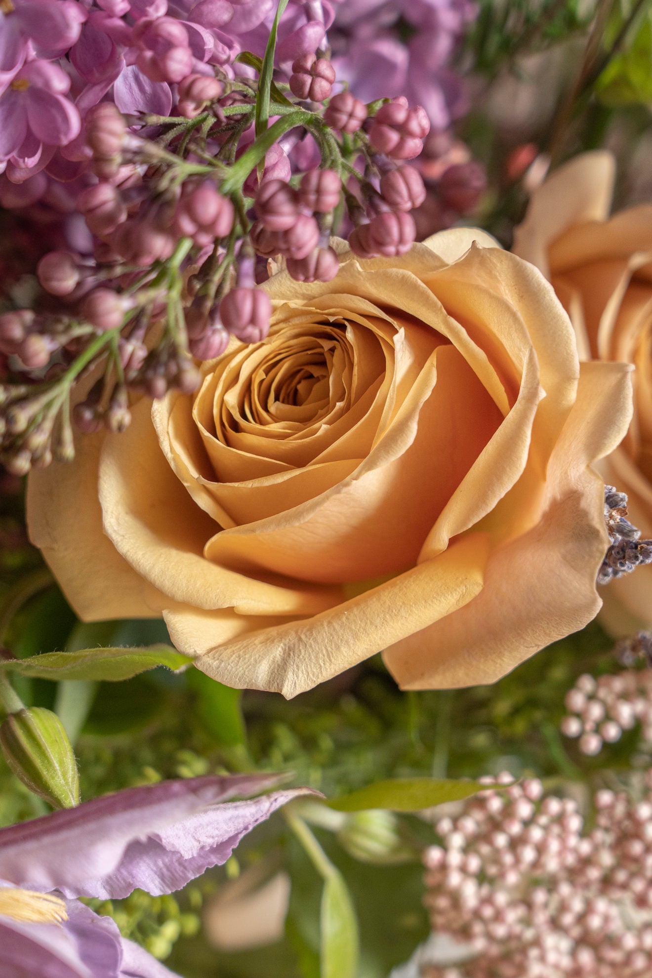 Jarrón de Vidrio Verde con Flores Frescas 4