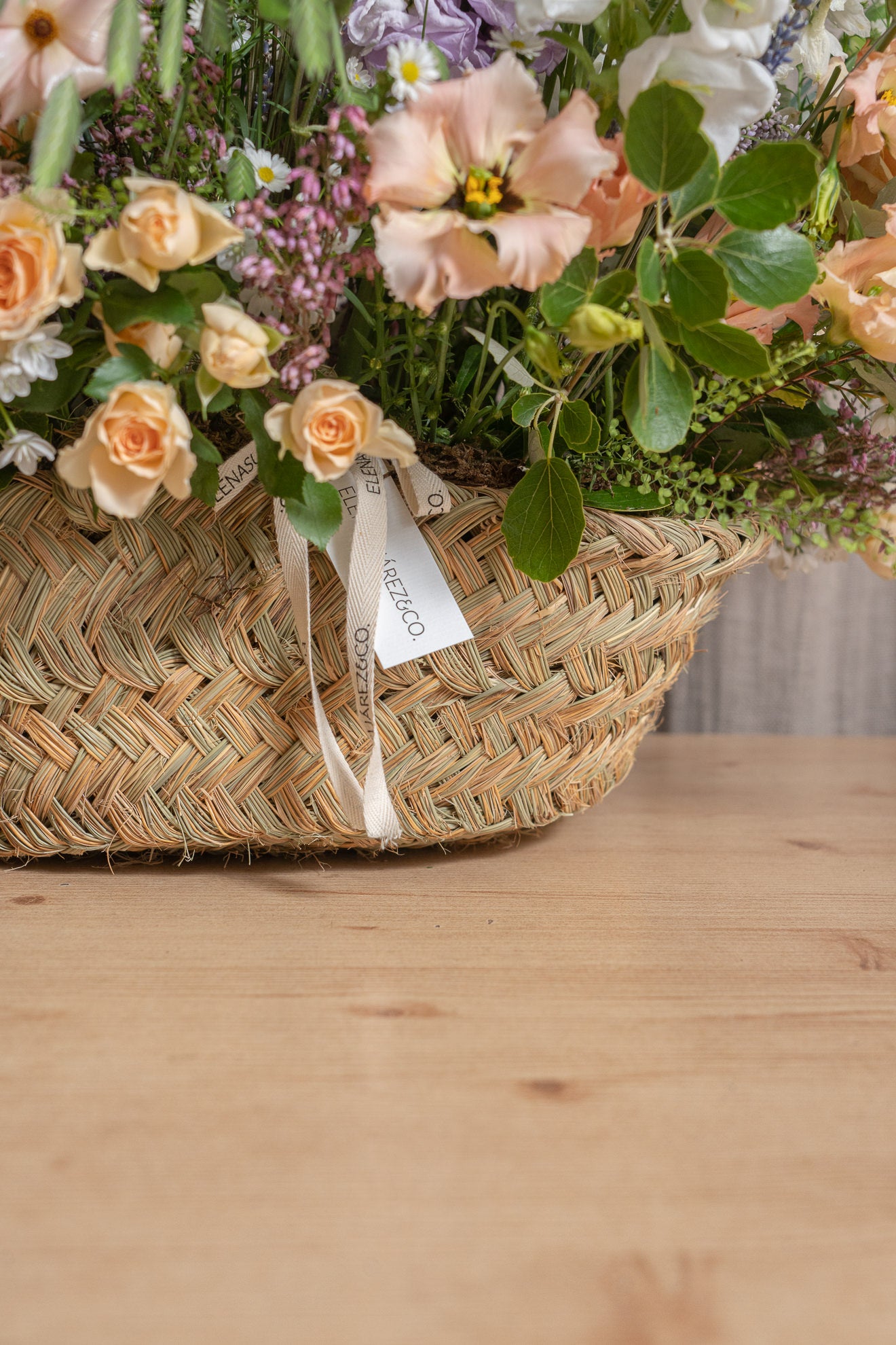 Capazo de esparto Mediano con flores frescas 2