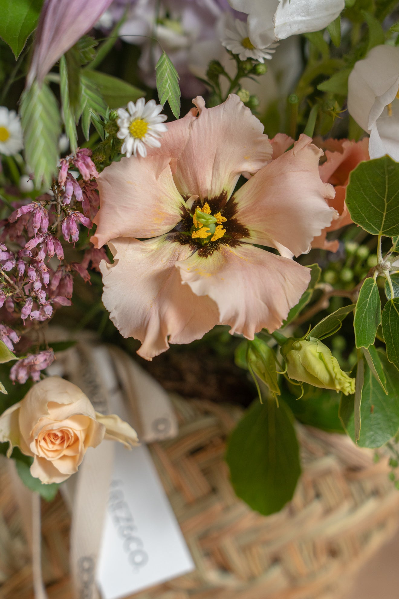 Capazo de esparto Mediano con flores frescas 3