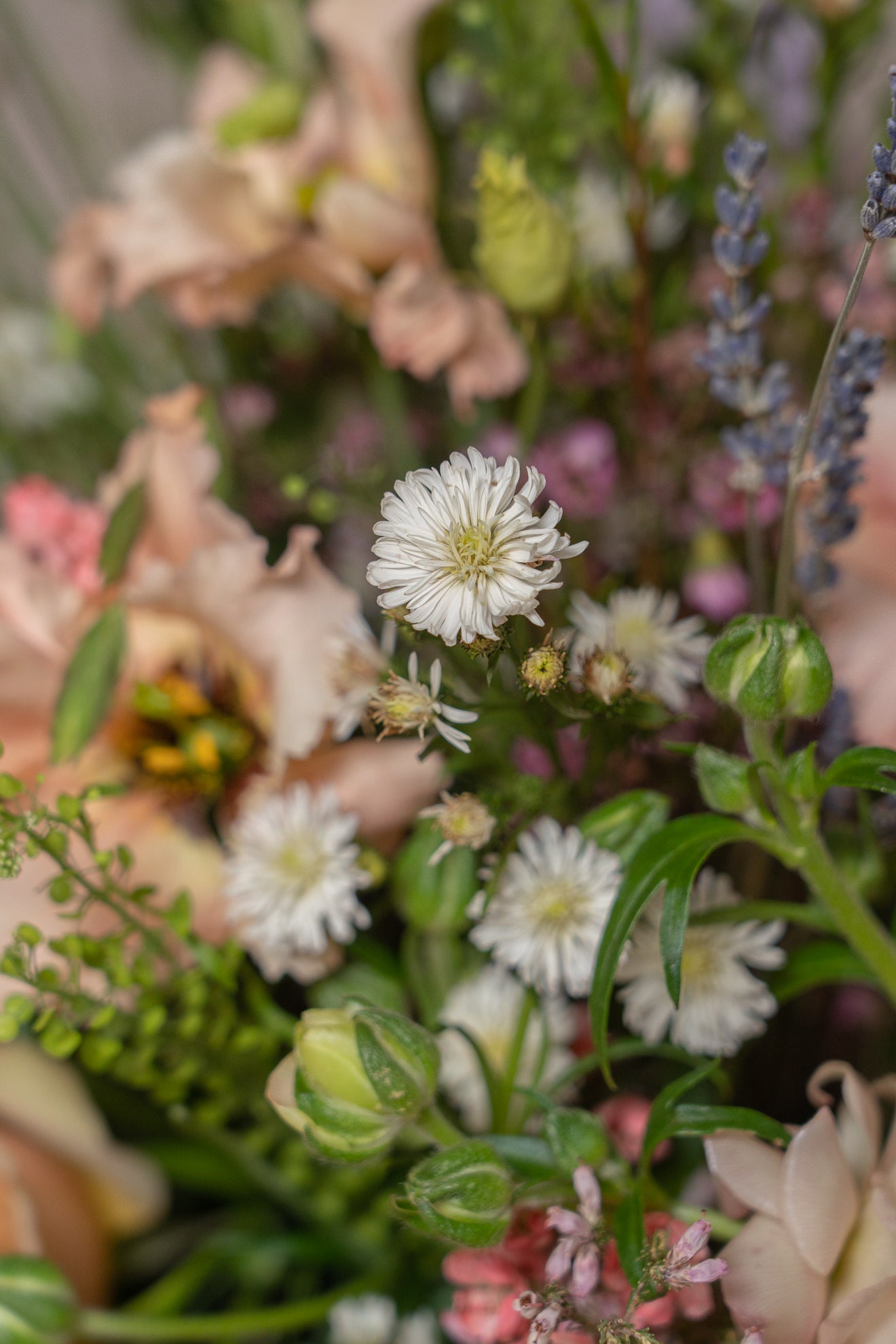 Macetero de esparto redondo con flores frescas 5