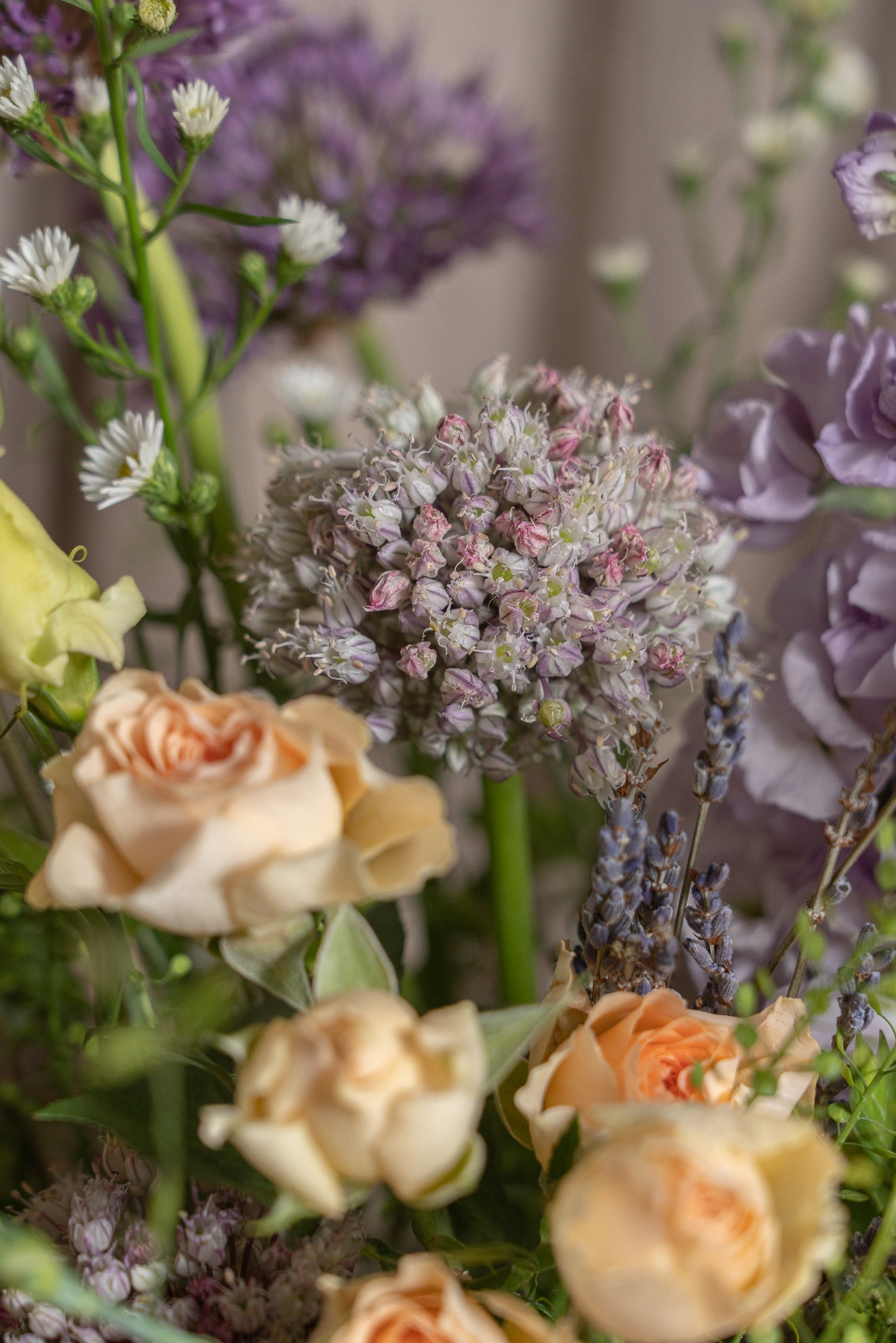Cesto de Esparto Ovalado Pequeño con flores frescas 3