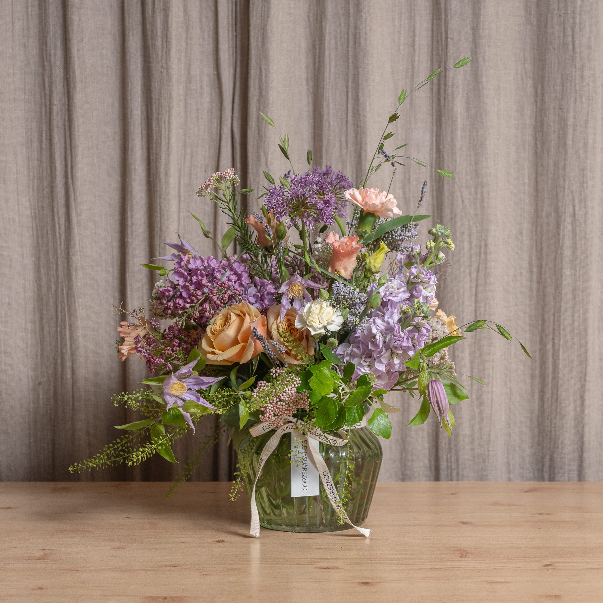 Jarrón de Vidrio Verde con Flores Frescas