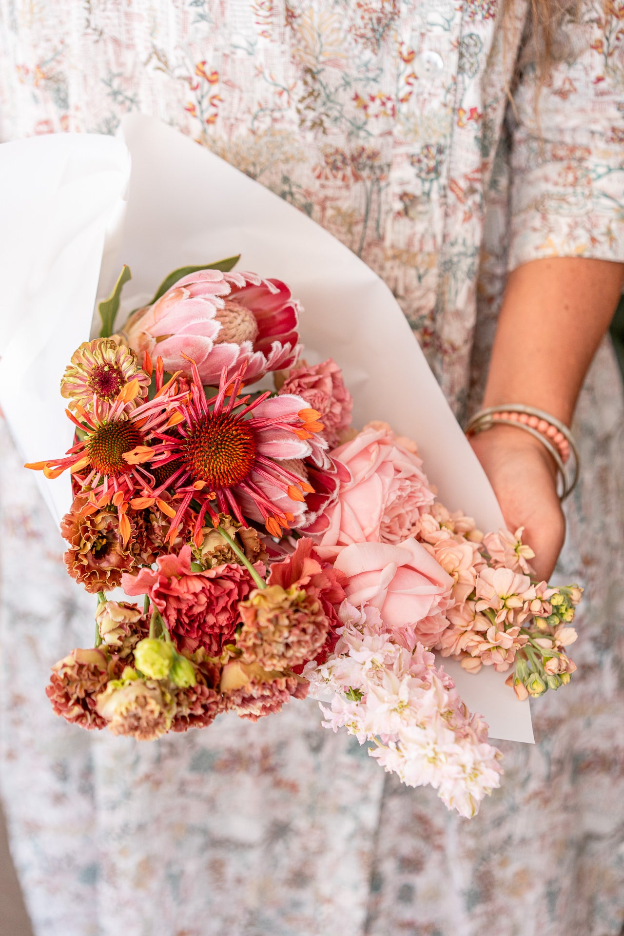 Paquete de Flores Variadas de temporada en tonos rosas/fucsias 2