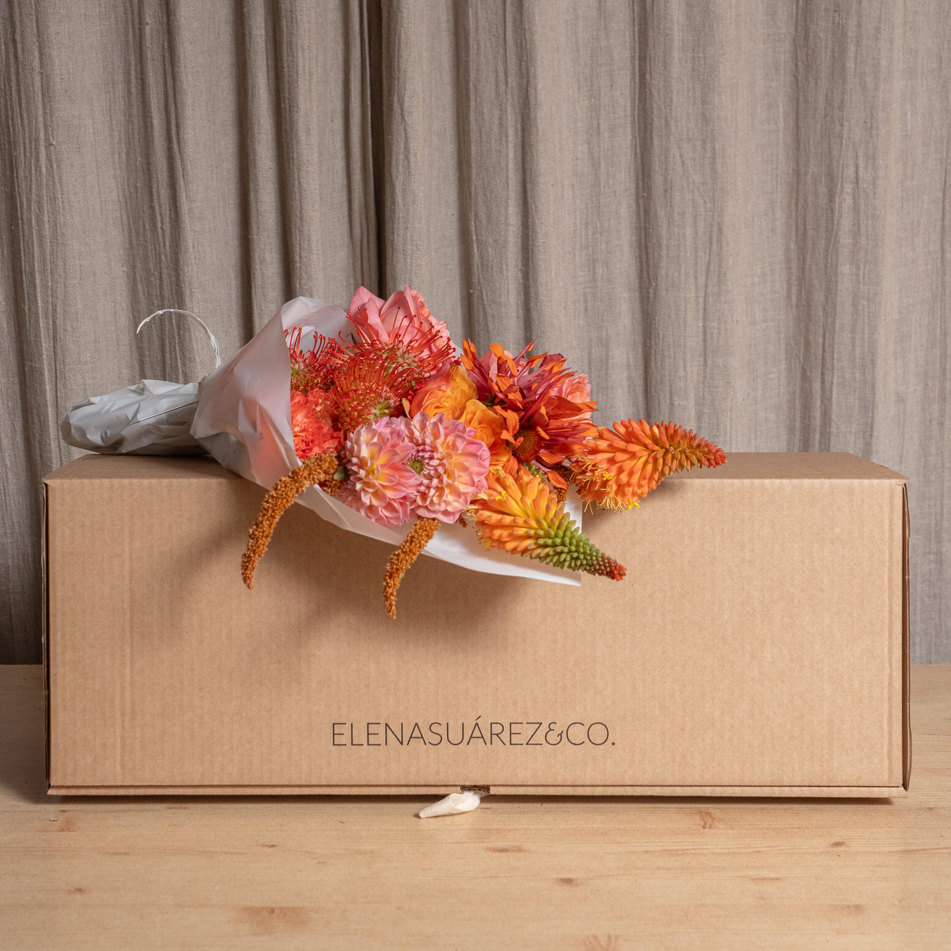 Paquete de Flores Variadas de temporada en tonos rosas/naranjas