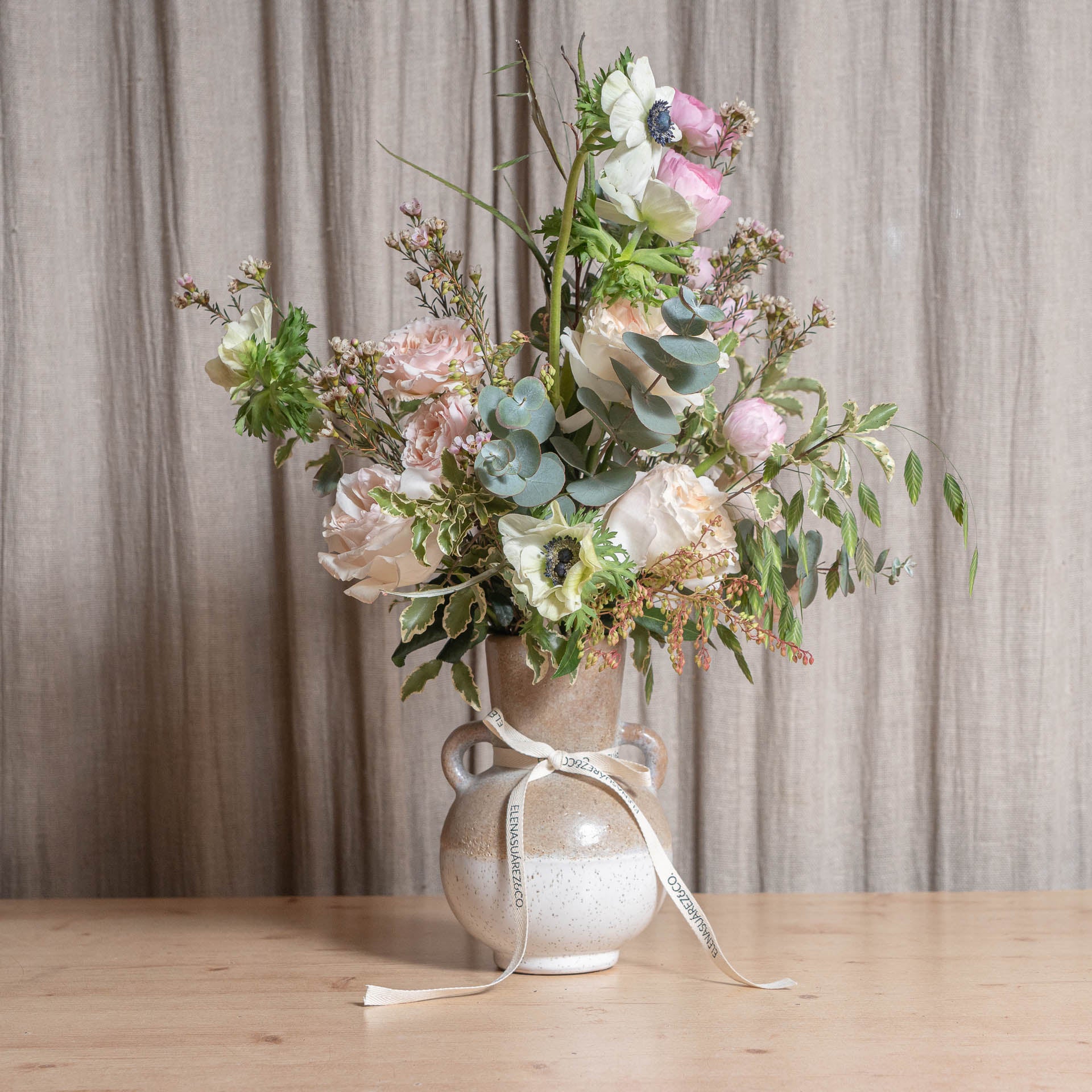 Jarra de cerámica con Flores de Temporada