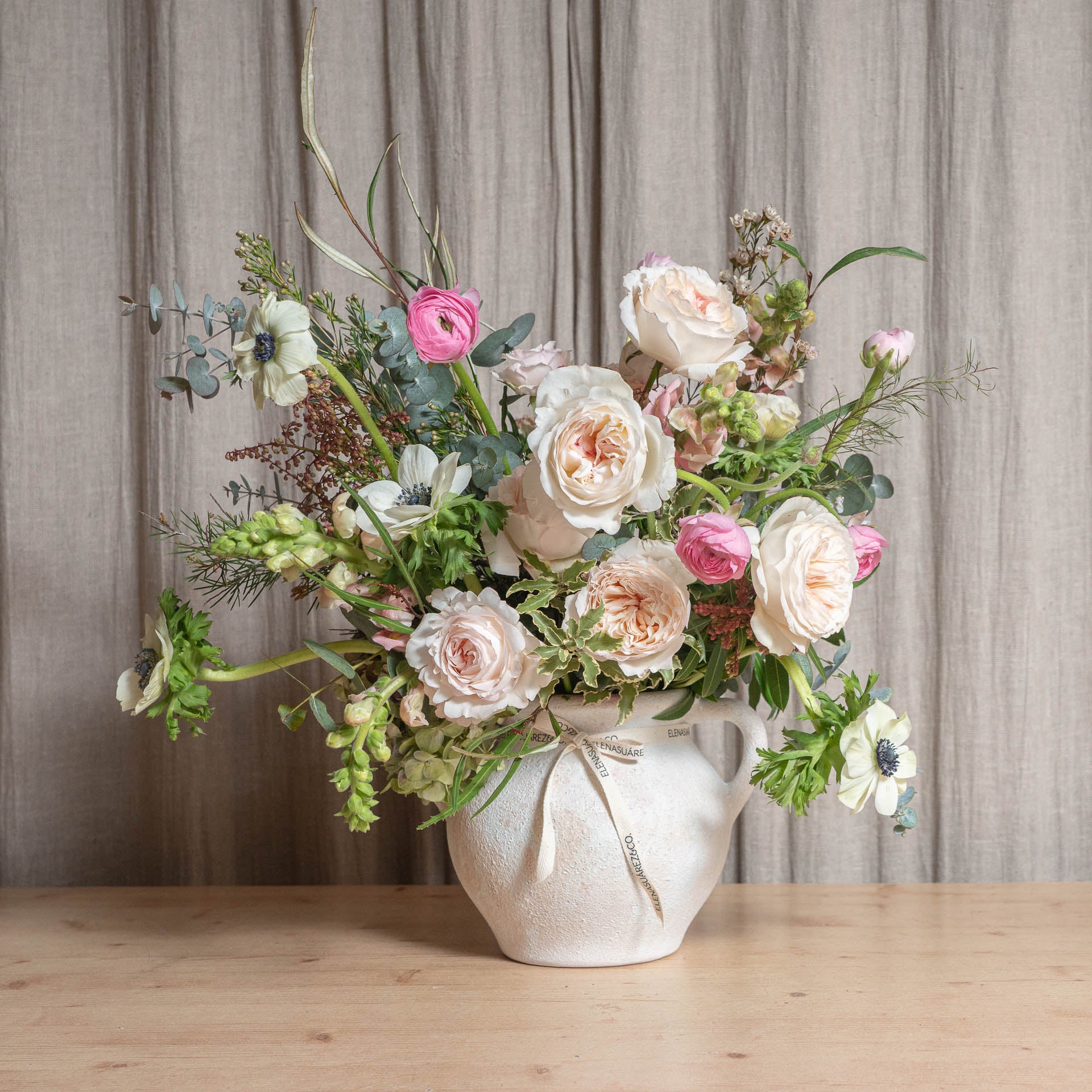 Jarrón Ánfora blanco con flores de temporada